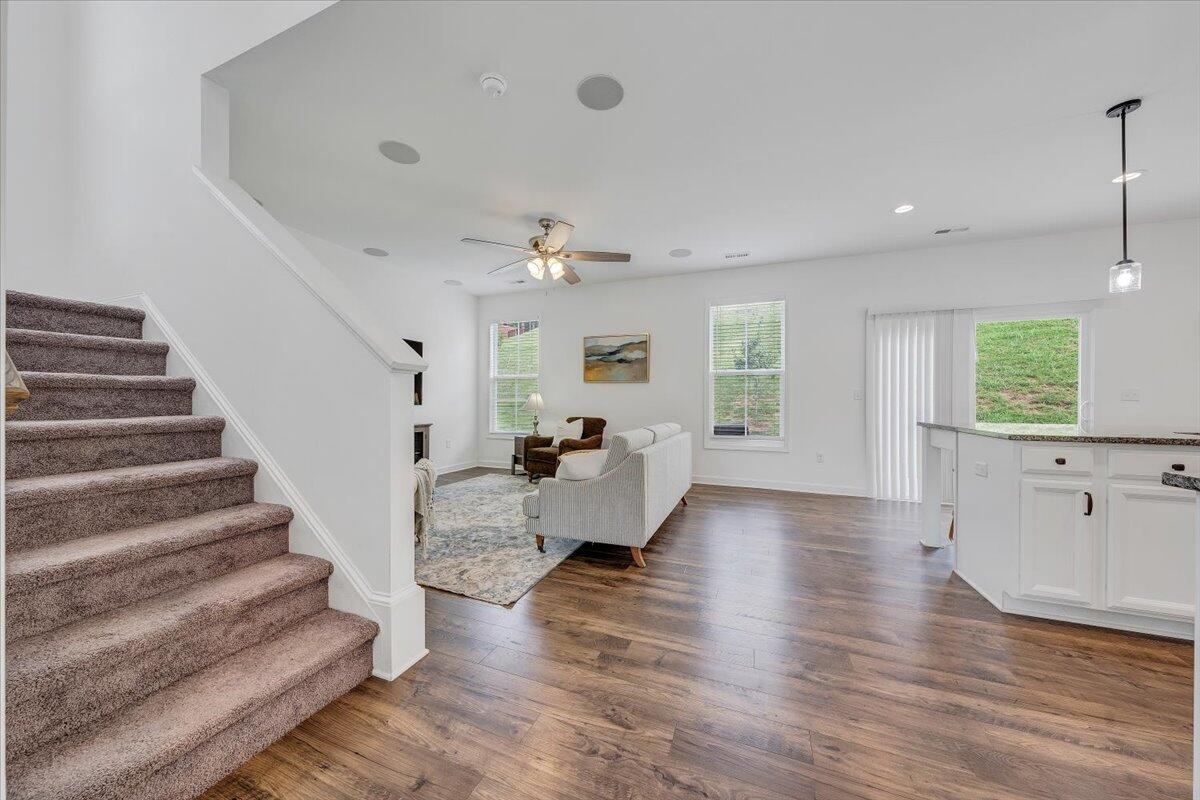 2130 Kings Walk DR NE