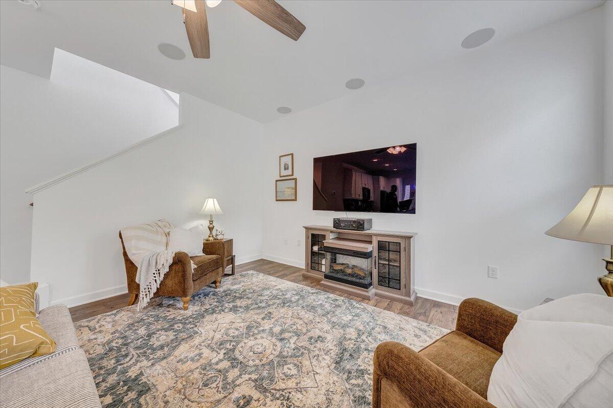 2130 Kings Walk DR NE