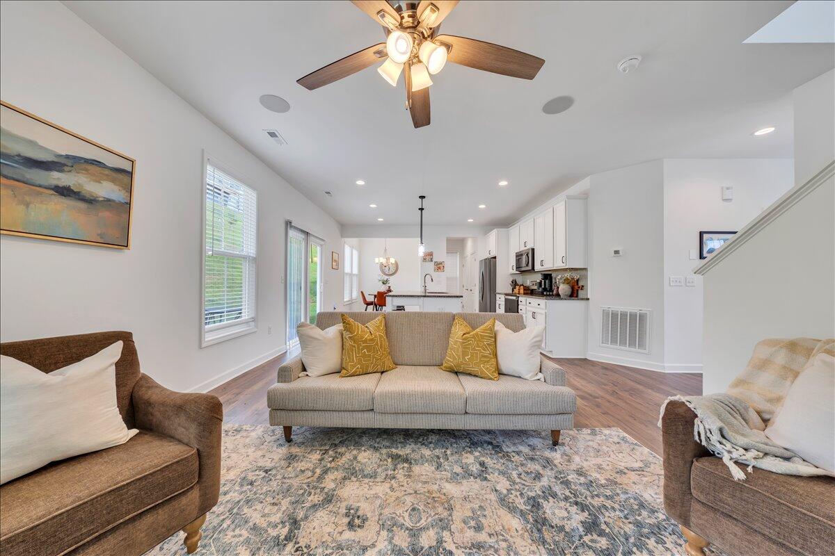 2130 Kings Walk DR NE