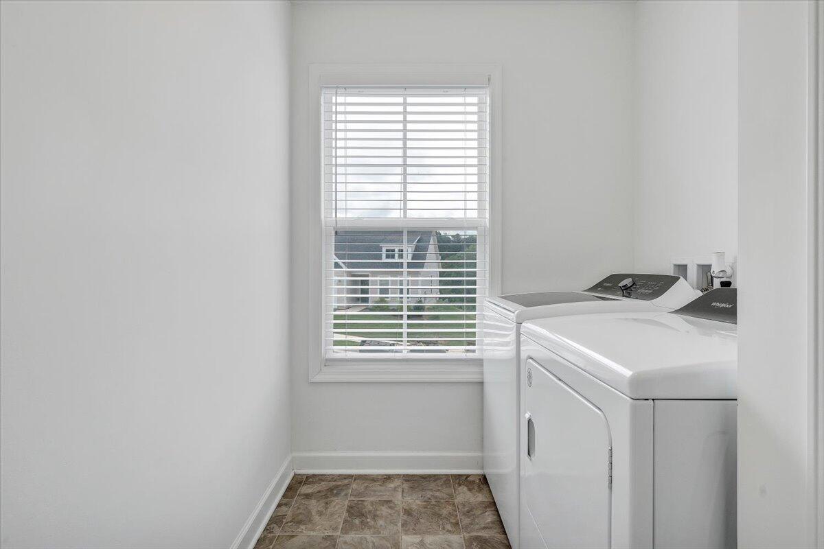 2130 Kings Walk DR NE