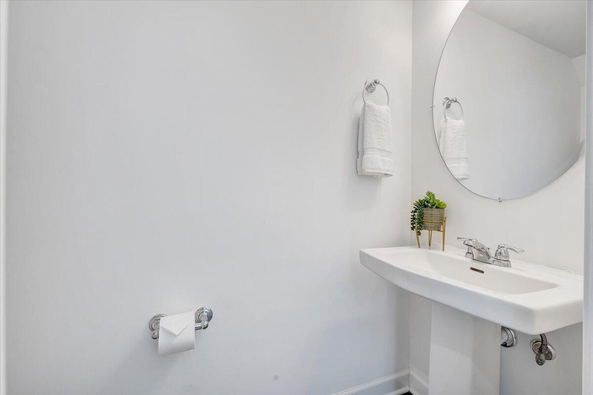 2130 Kings Walk DR NE