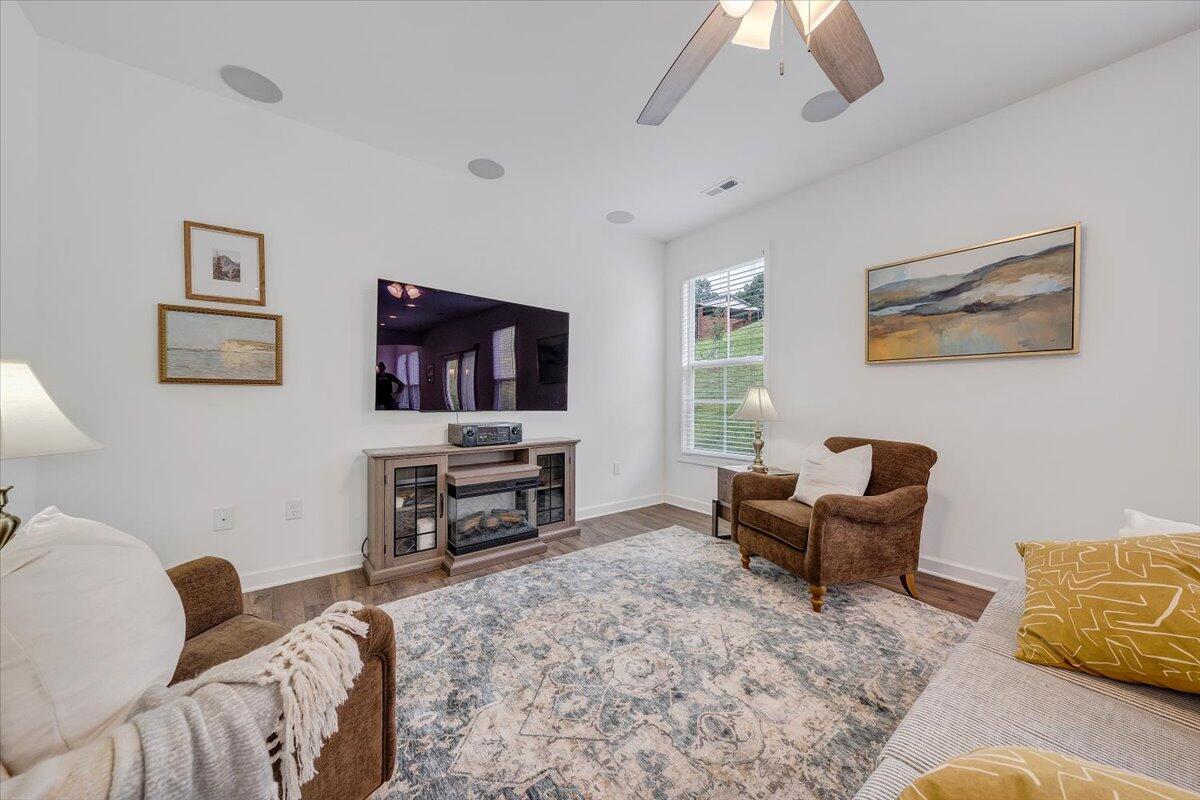 2130 Kings Walk DR NE