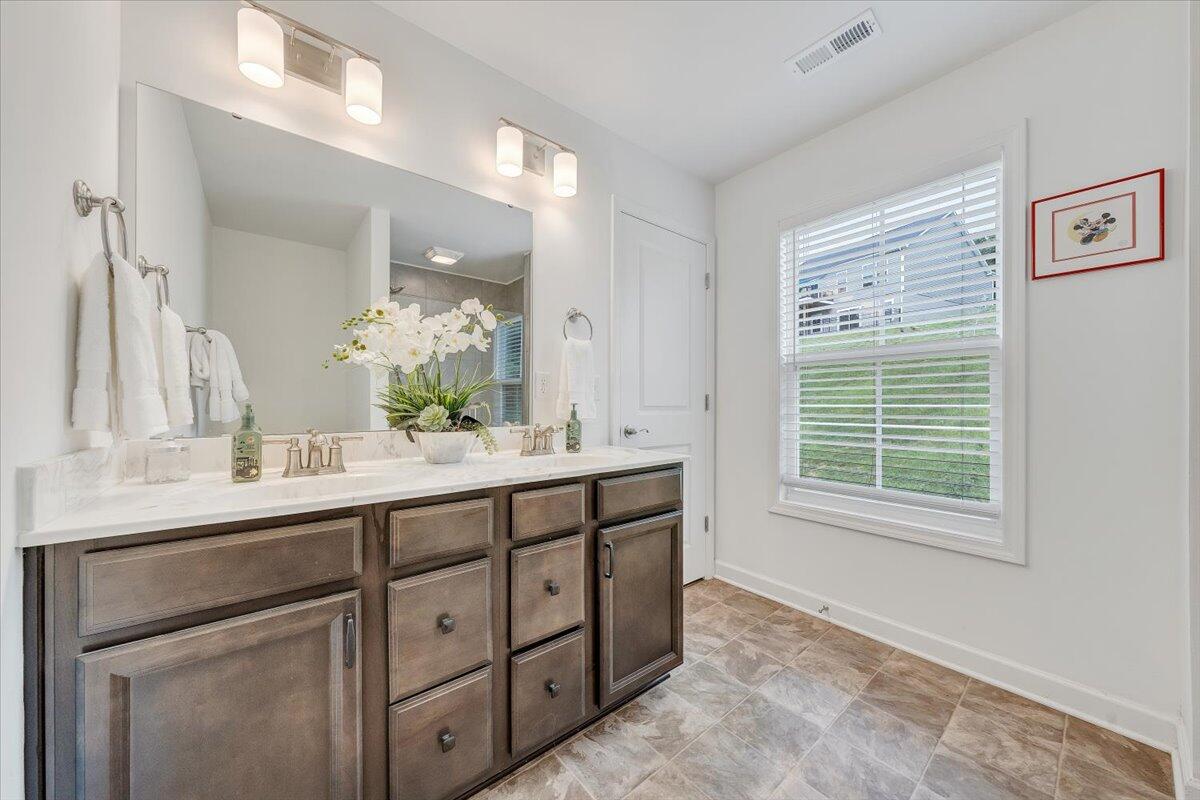 2130 Kings Walk DR NE