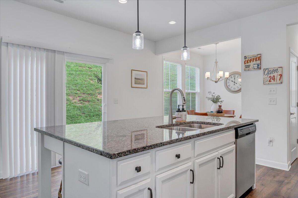 2130 Kings Walk DR NE