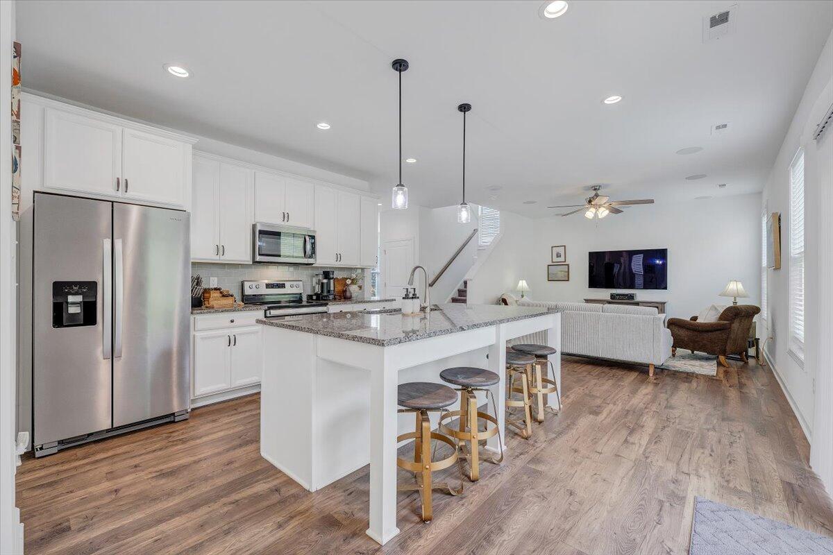 2130 Kings Walk DR NE