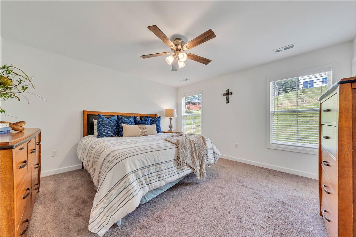 2130 Kings Walk DR NE