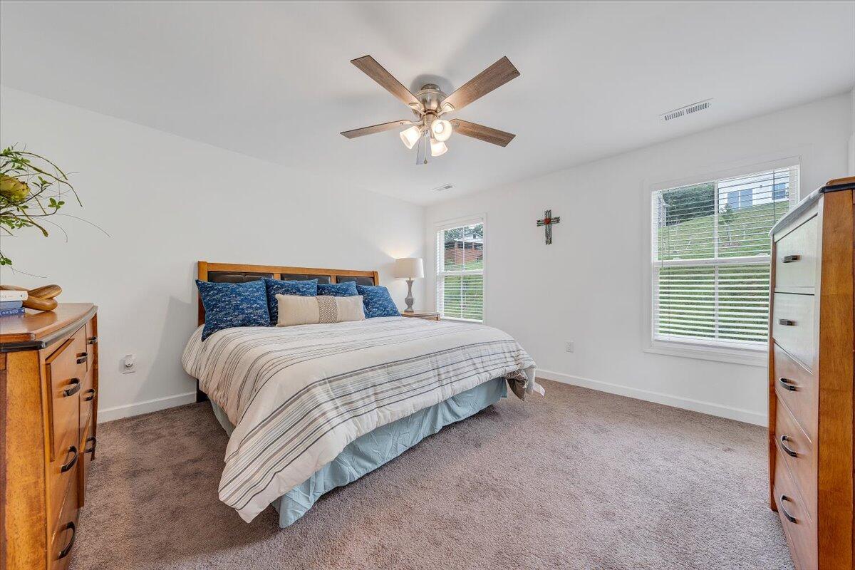 2130 Kings Walk DR NE