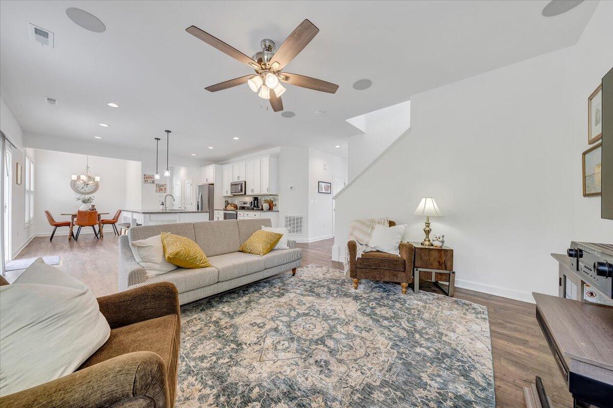 2130 Kings Walk DR NE