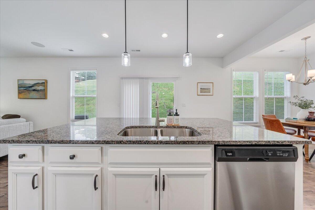 2130 Kings Walk DR NE