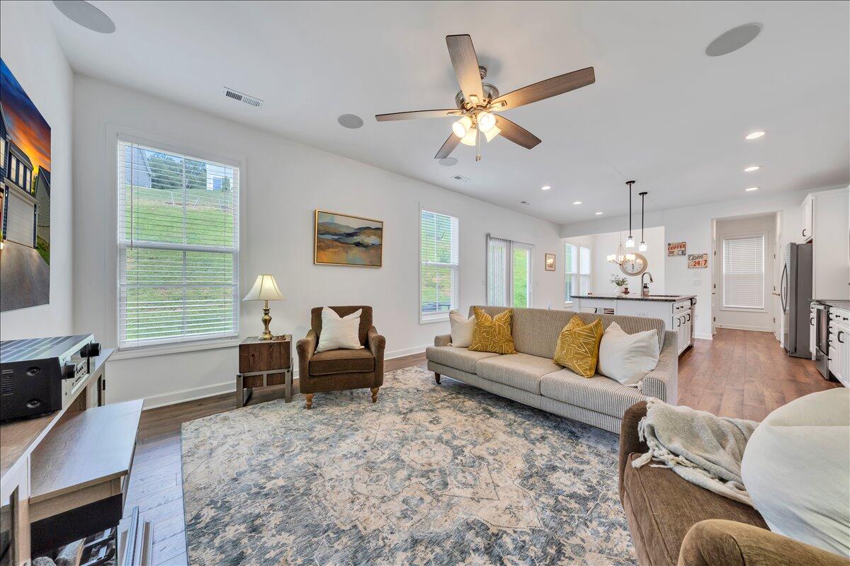 2130 Kings Walk DR NE