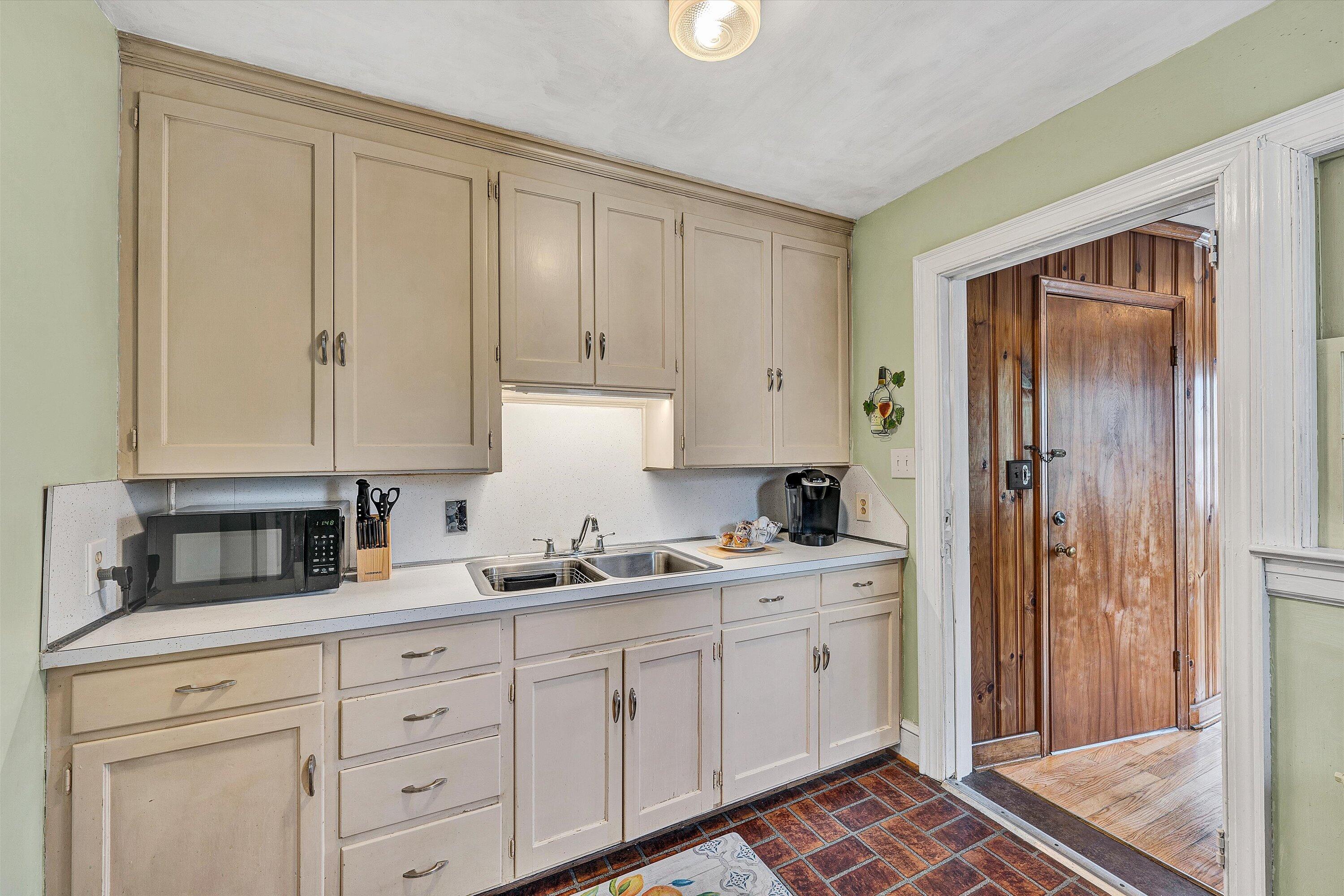 1933 Windsor AVE SW Unit: 4