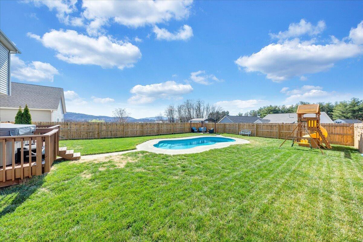 2064 Lawson LN