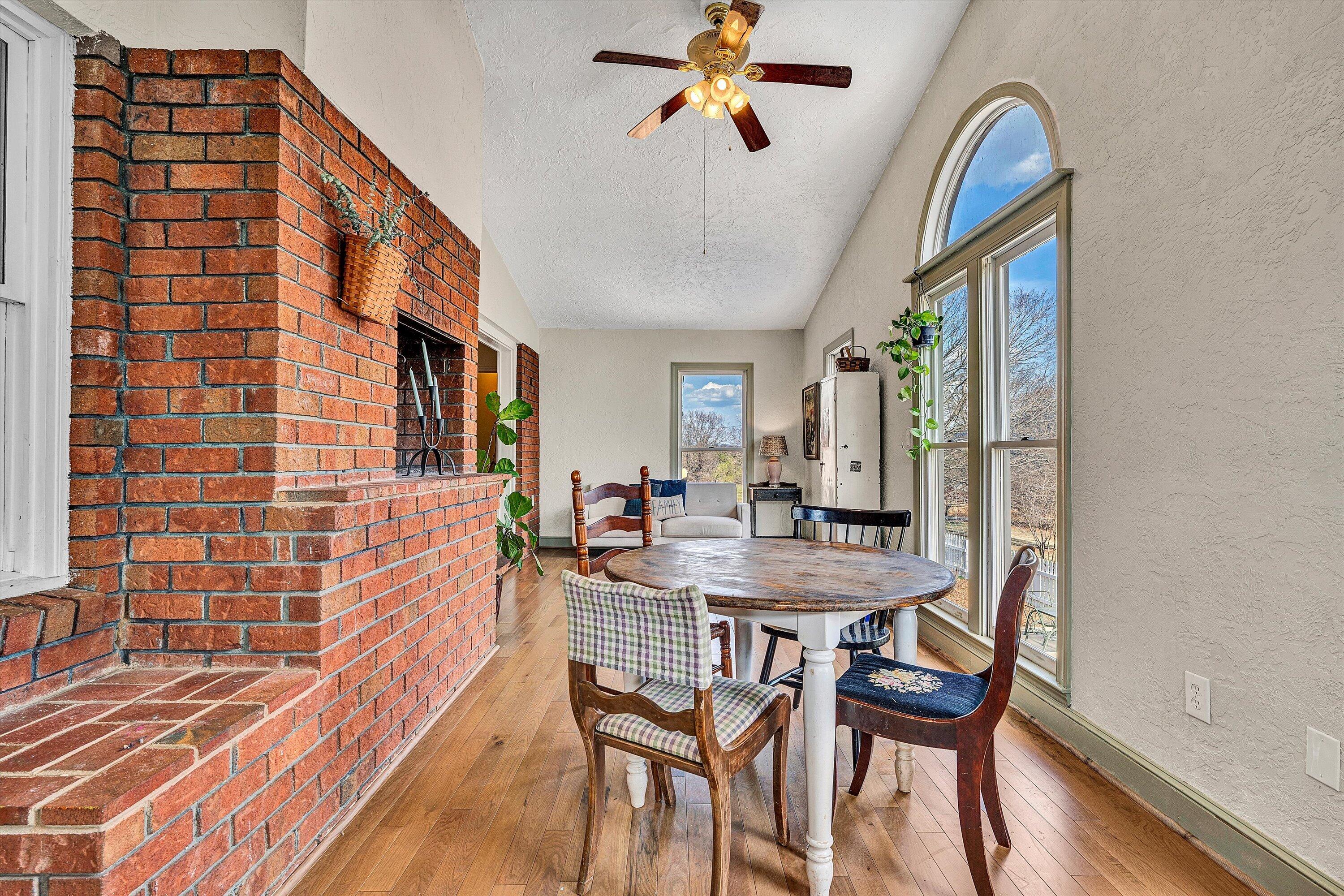 4043 Mockingbird Hill RD