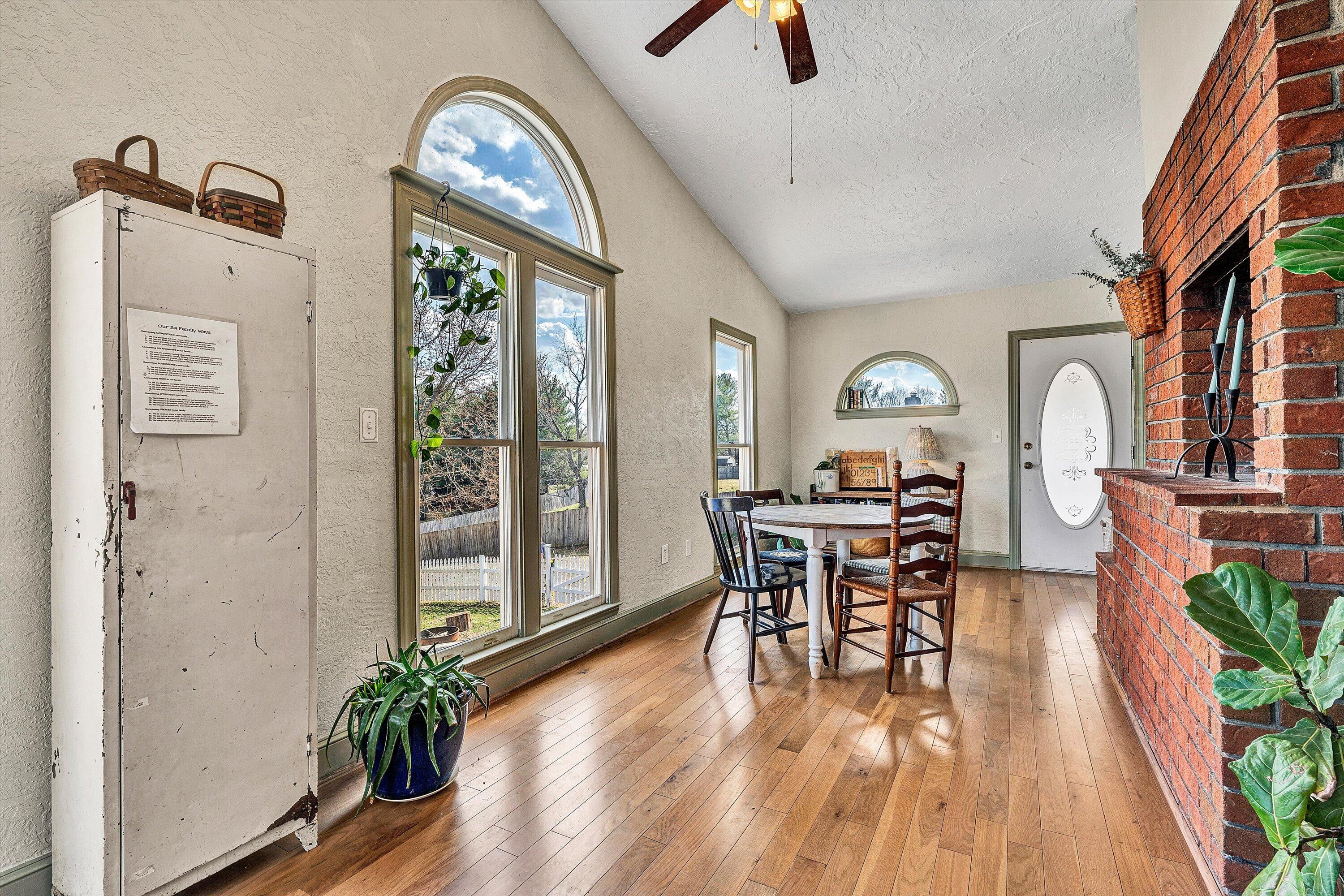 4043 Mockingbird Hill RD