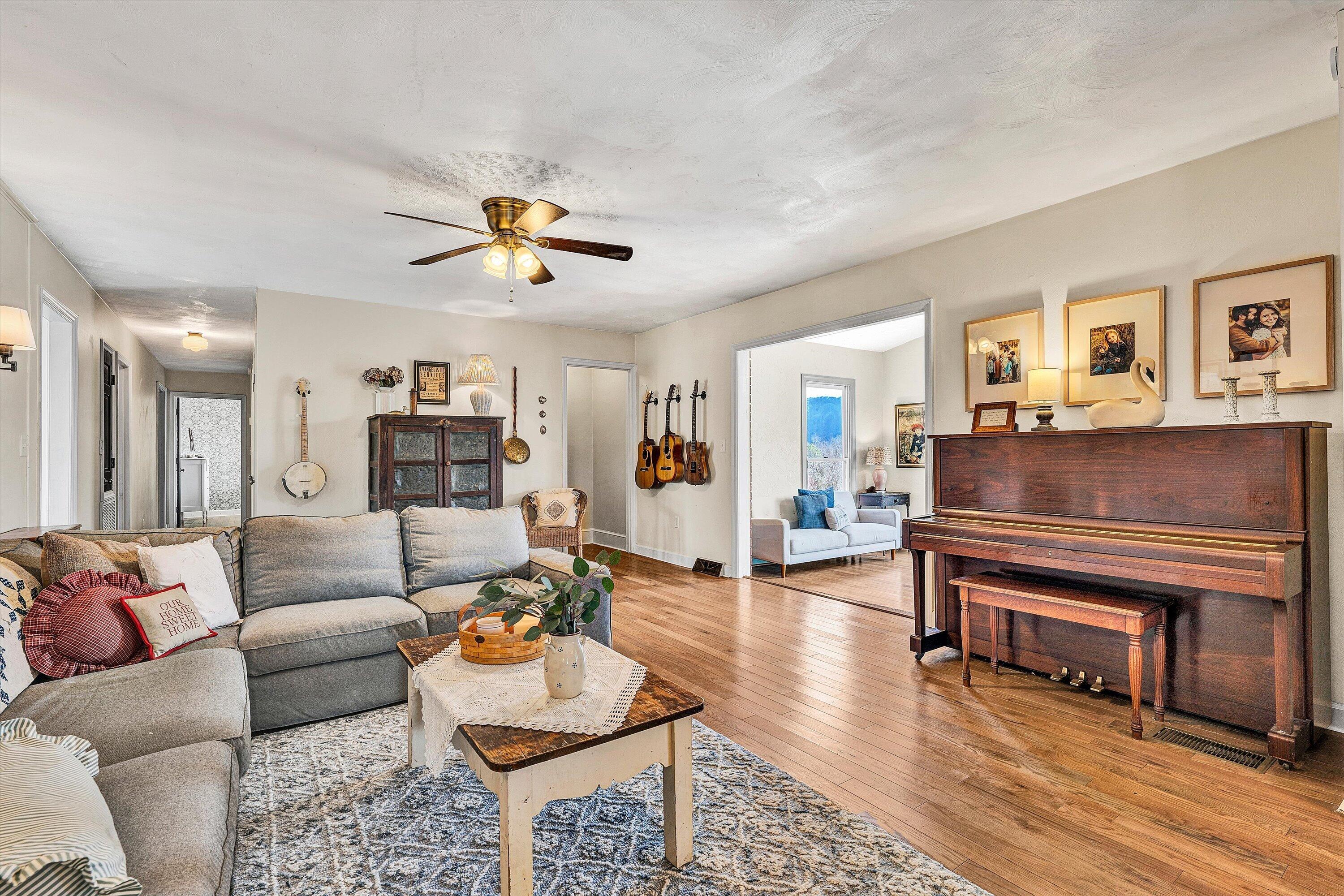 4043 Mockingbird Hill RD