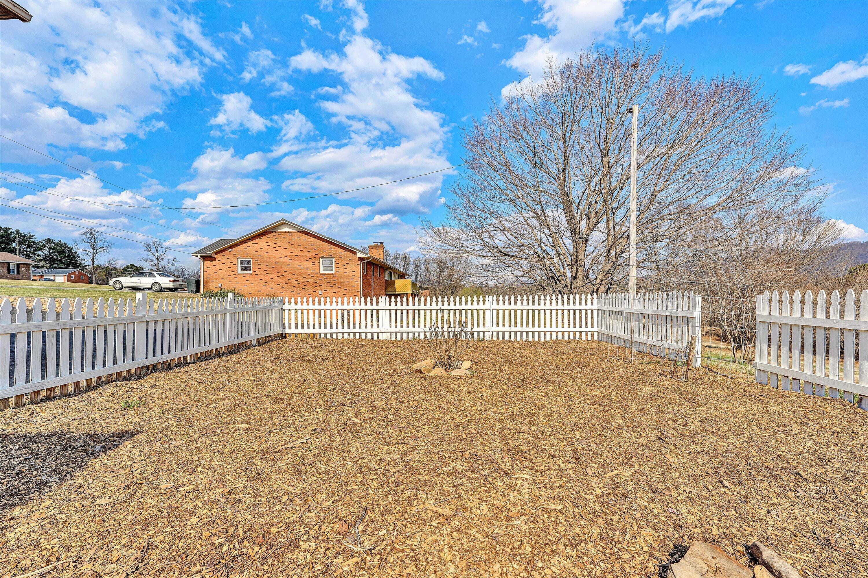 4043 Mockingbird Hill RD