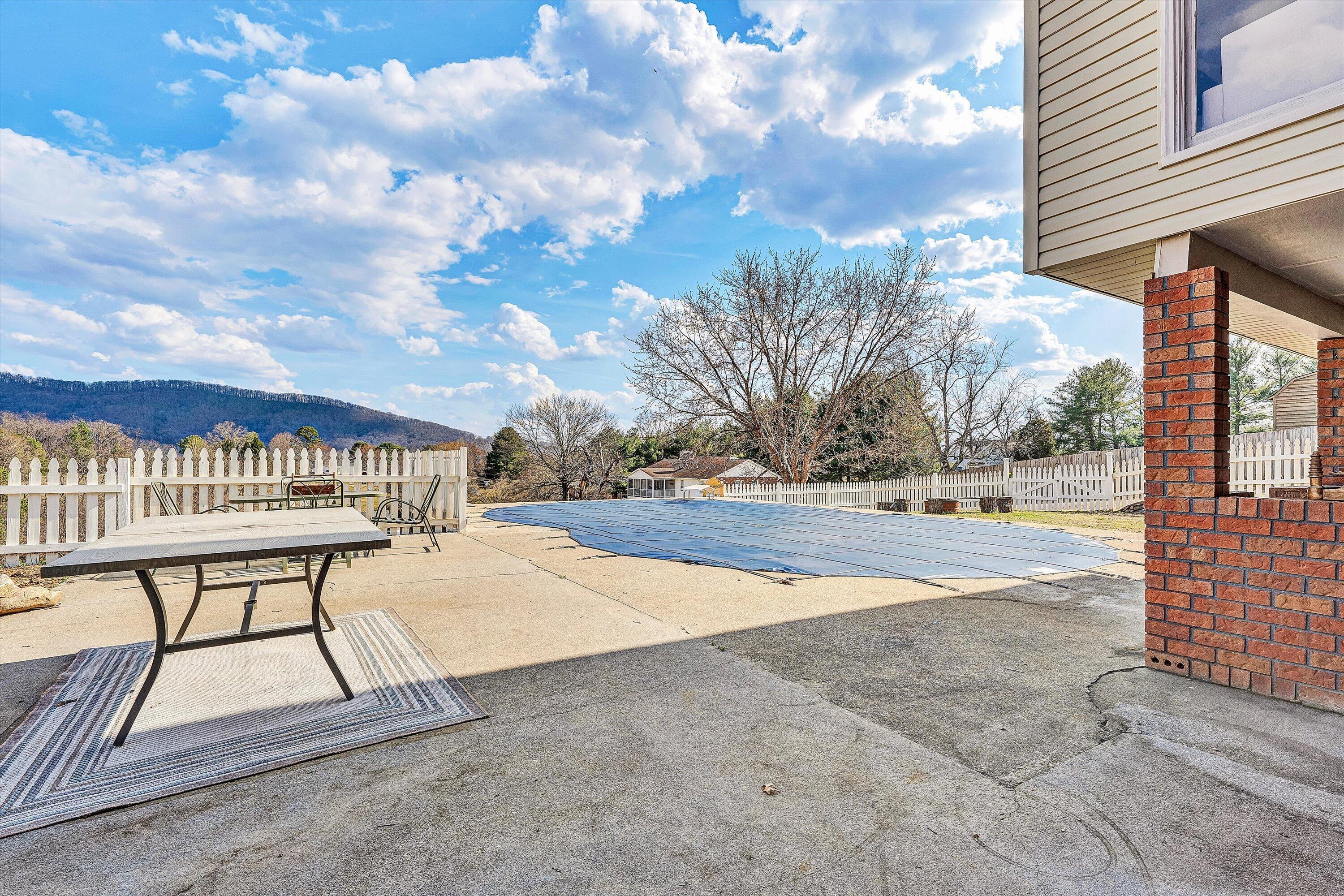 4043 Mockingbird Hill RD