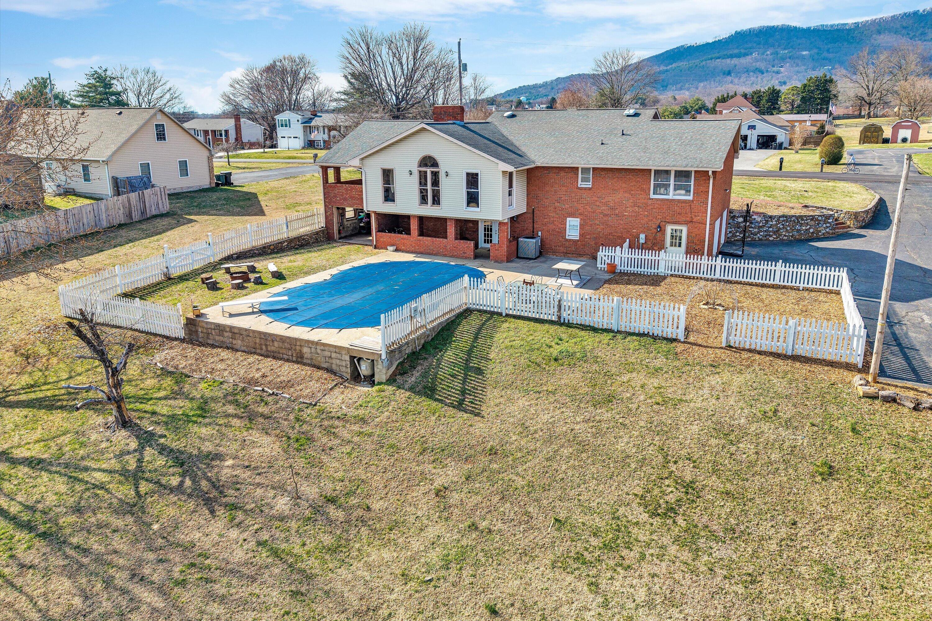 4043 Mockingbird Hill RD