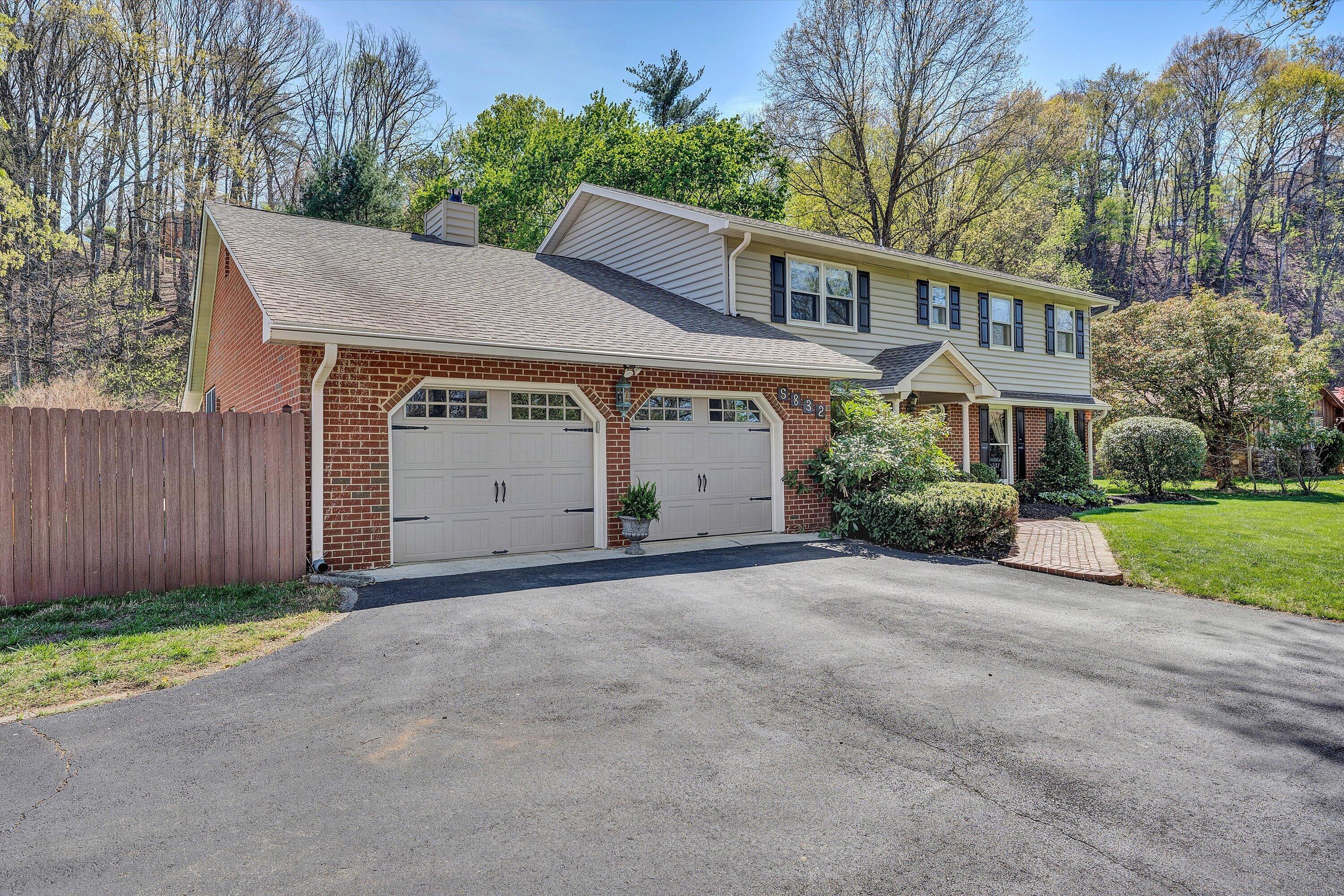 5832 Lakemont DR