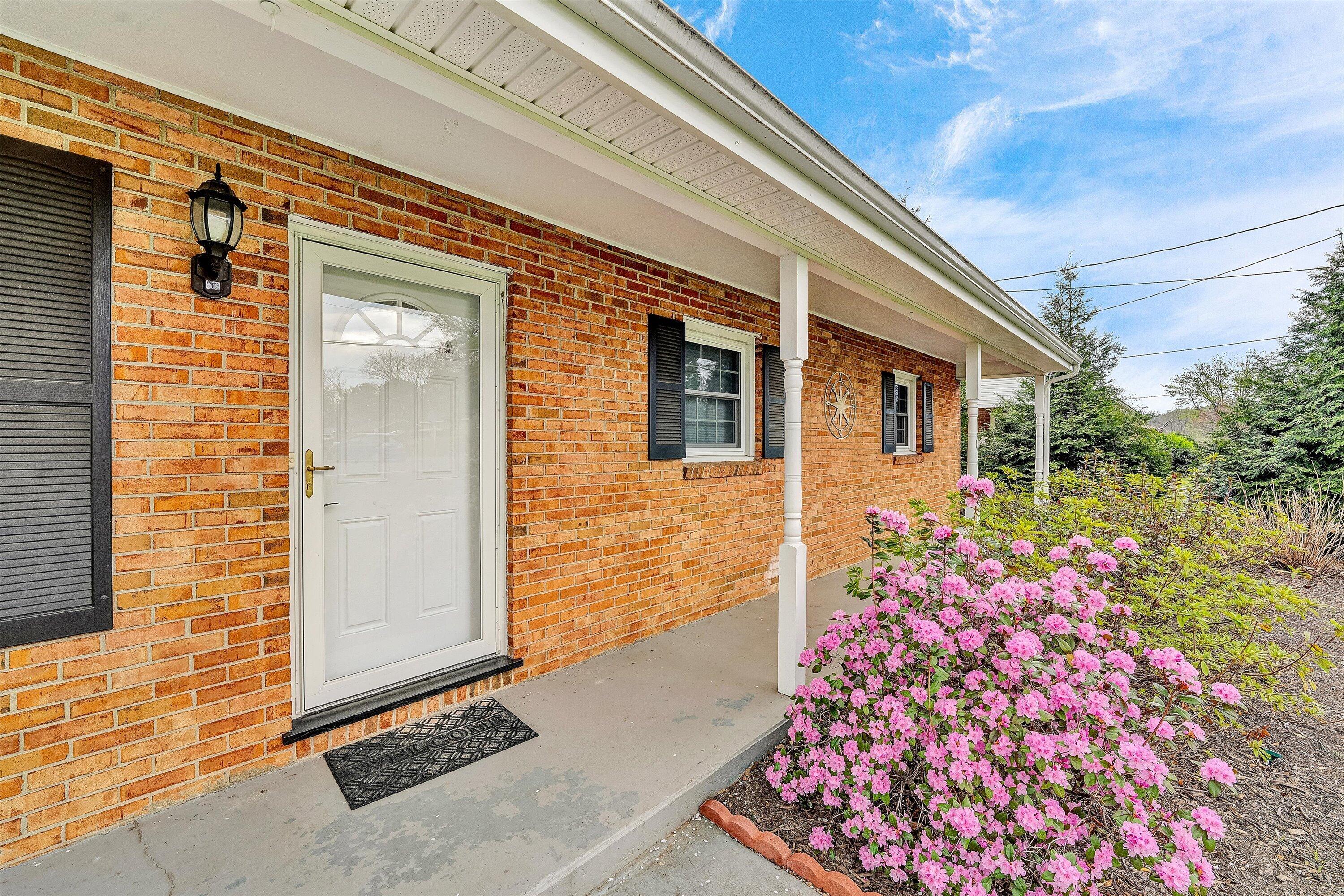 1006 Green Meadow RD