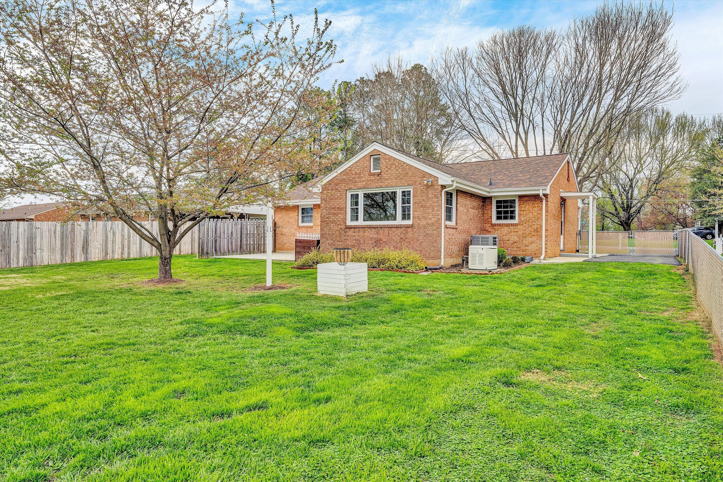 1006 Green Meadow RD