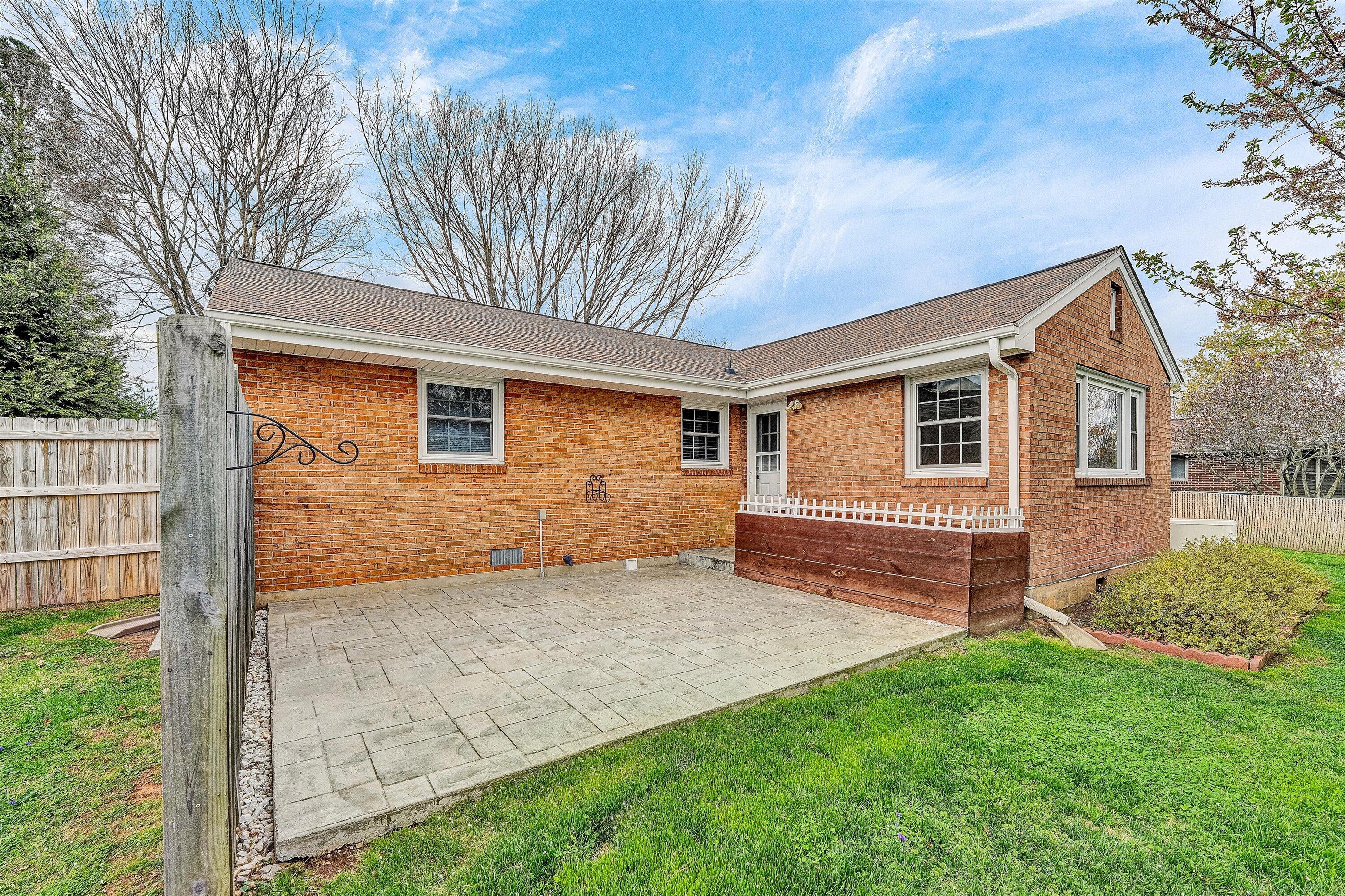 1006 Green Meadow RD