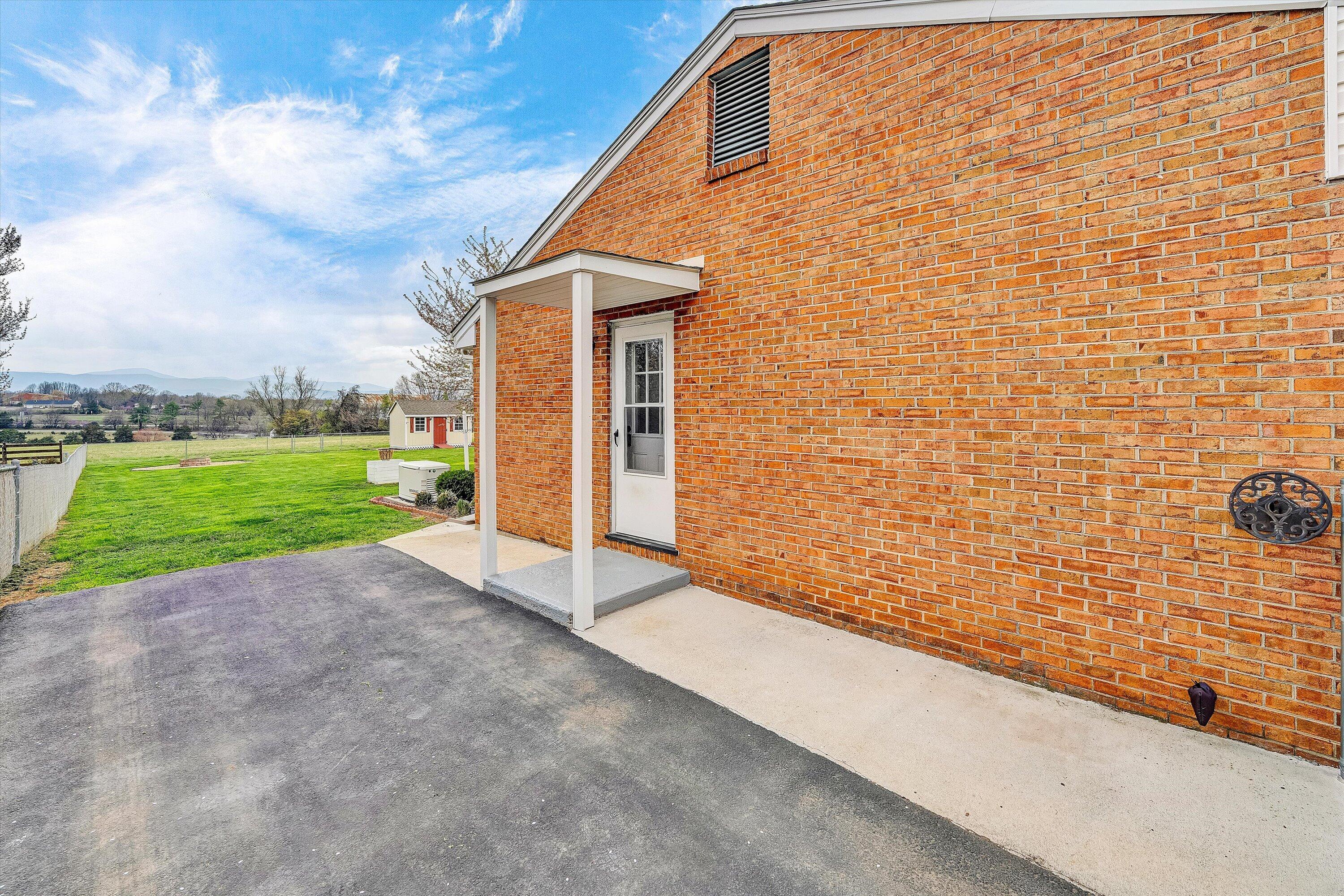 1006 Green Meadow RD