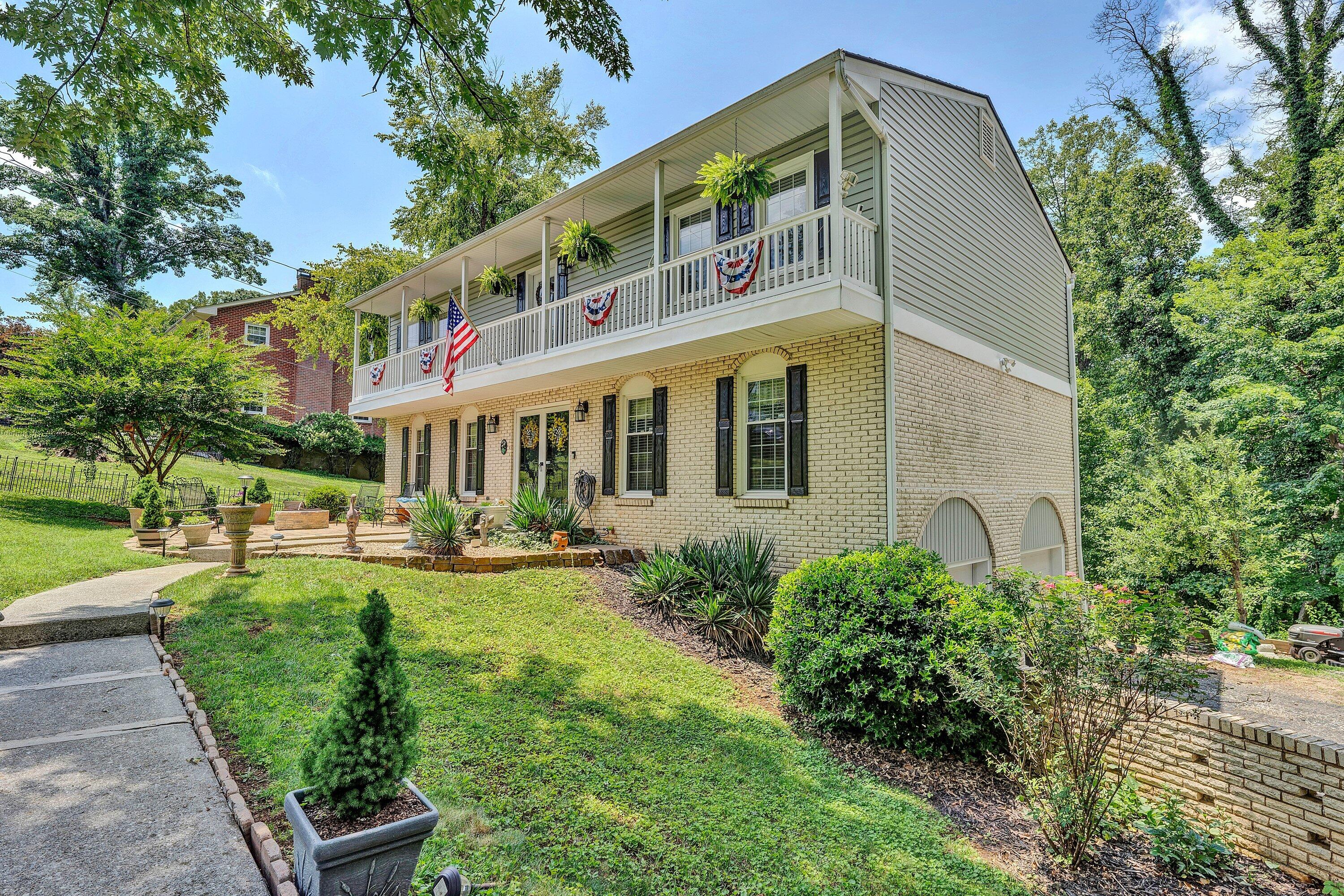 1005 Chestnut Mountain DR