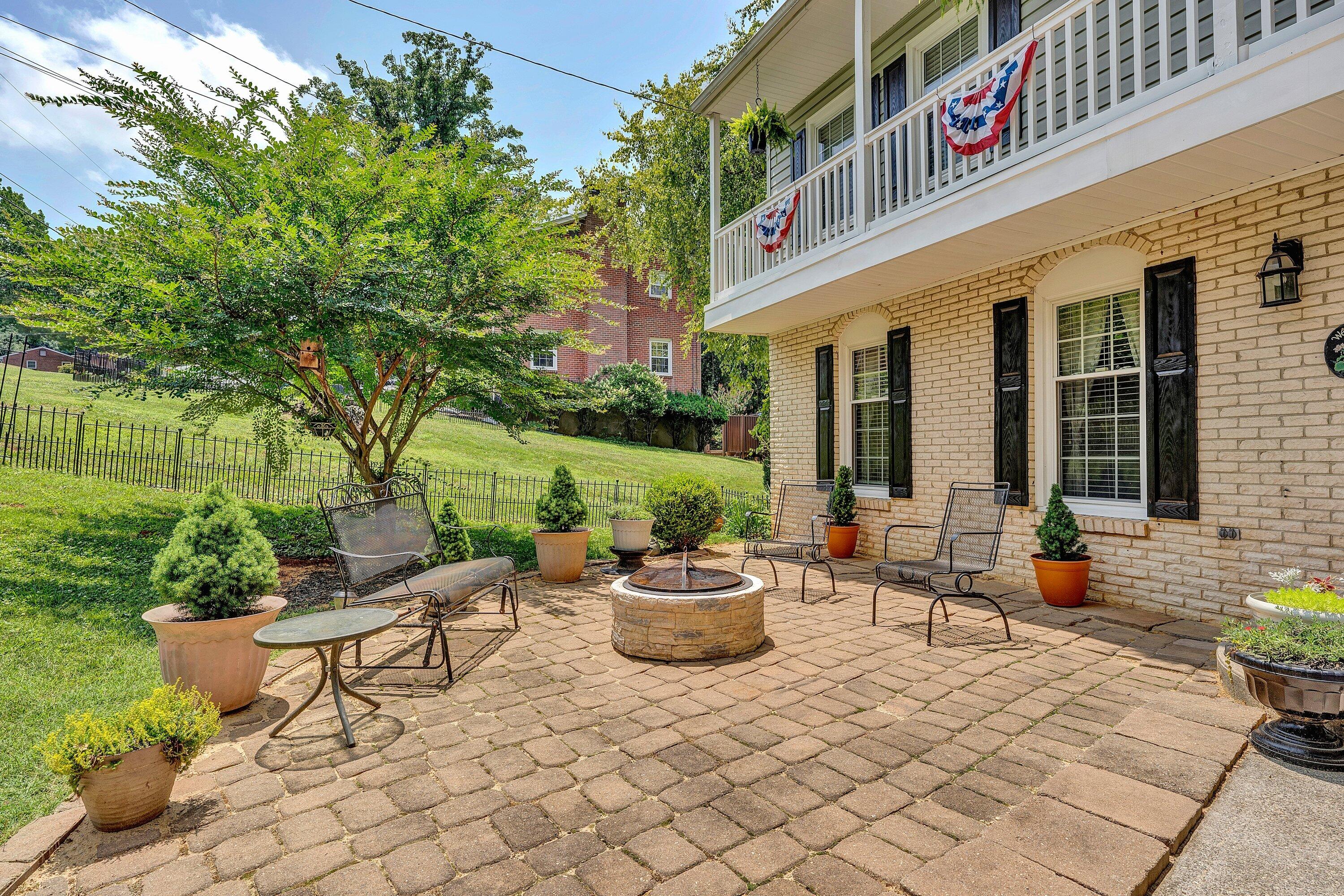 1005 Chestnut Mountain DR