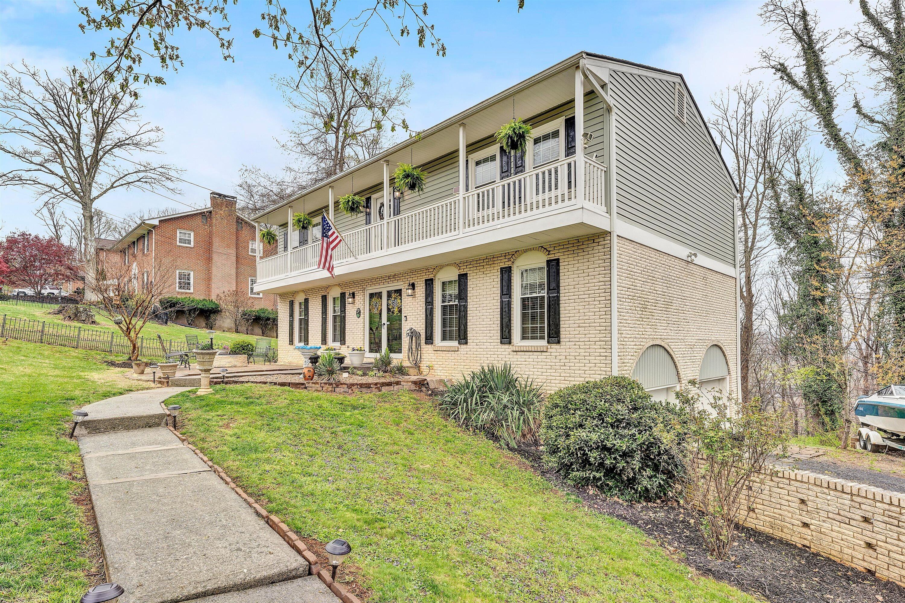 1005 Chestnut Mountain DR