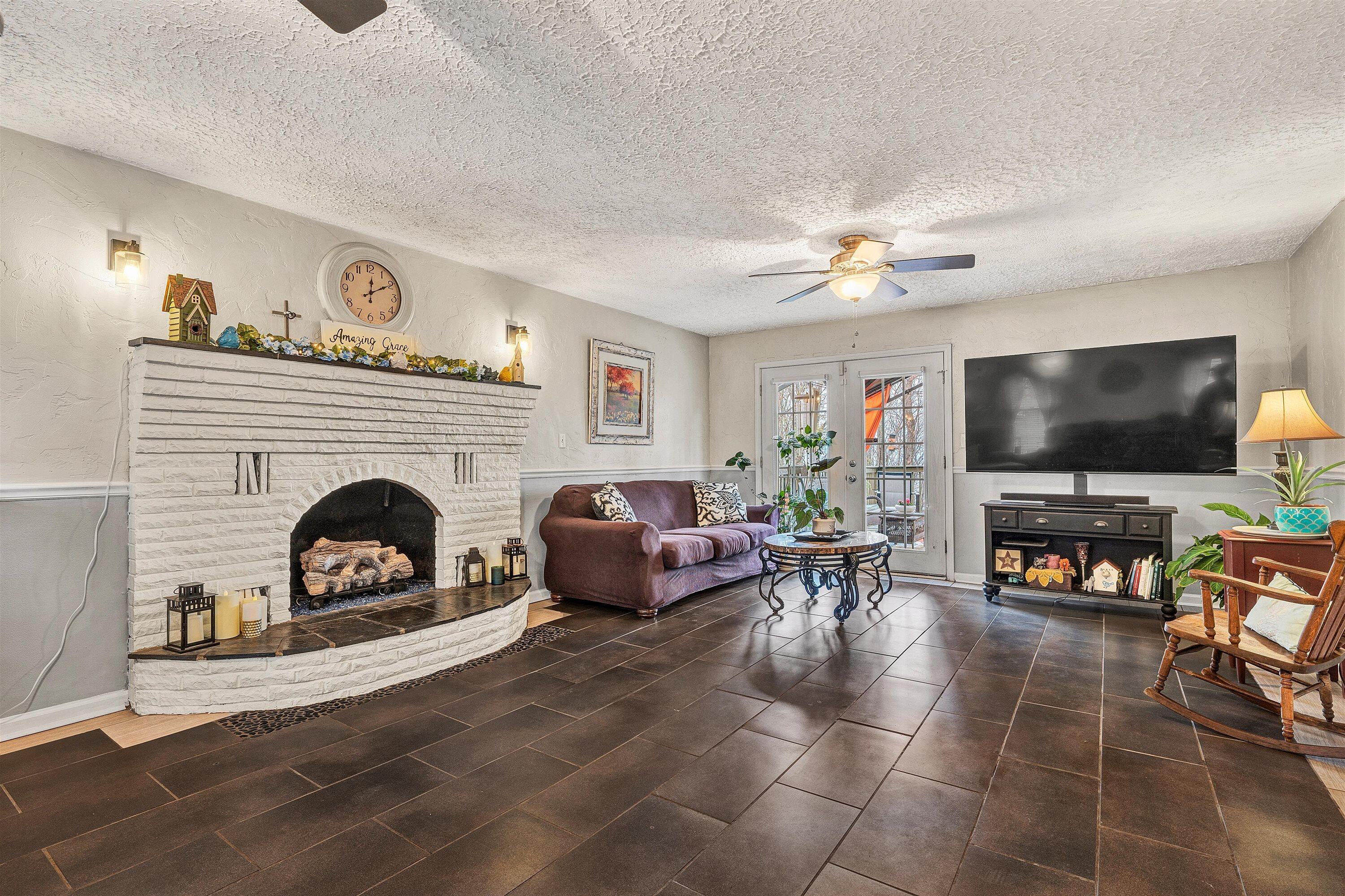 1005 Chestnut Mountain DR