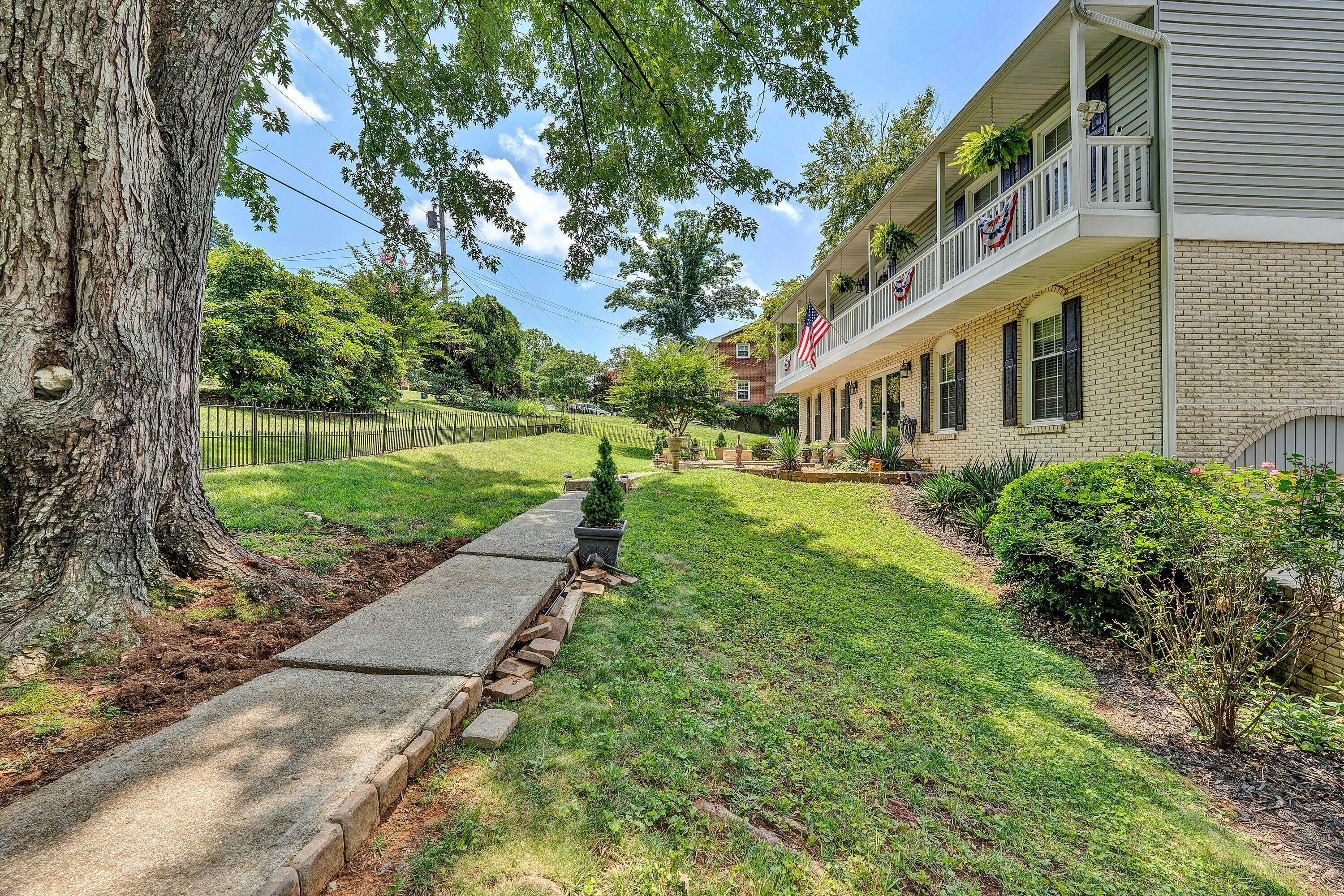 1005 Chestnut Mountain DR