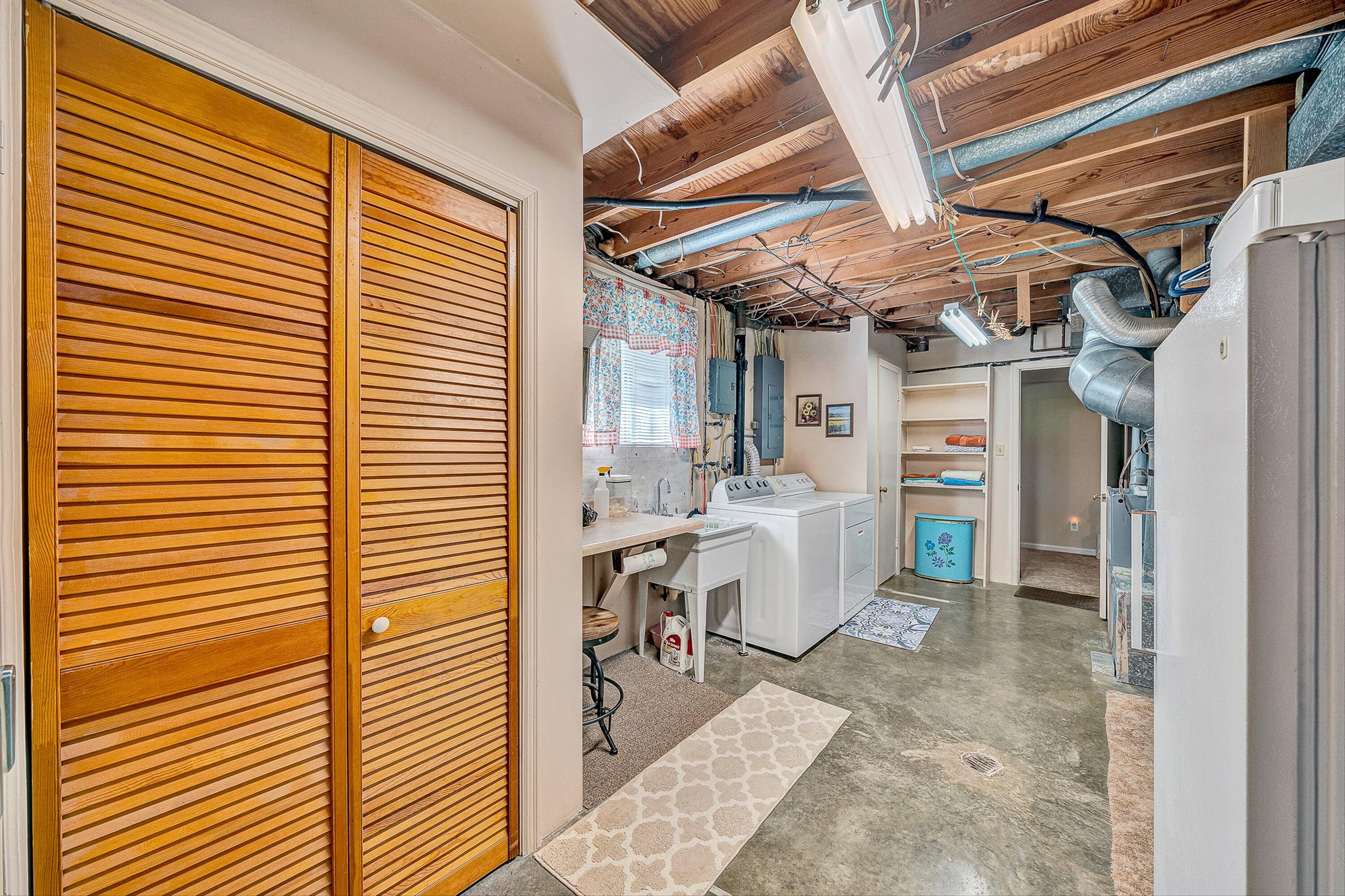 3033 Parham DR
