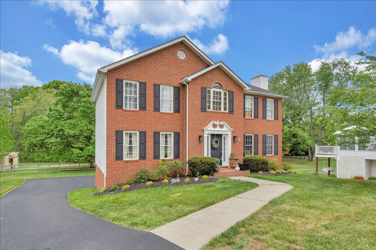 735 Ridgecrest LN