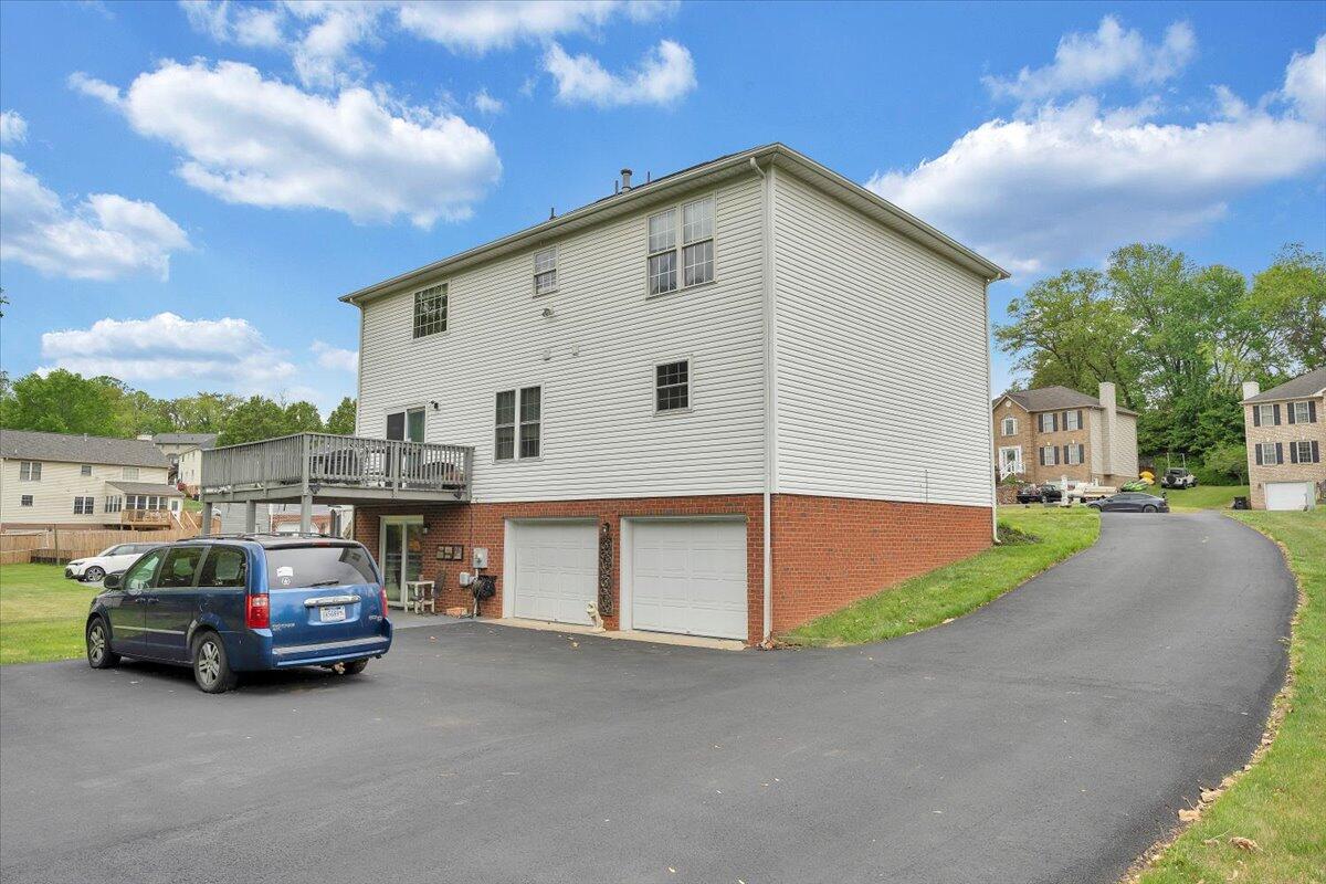735 Ridgecrest LN