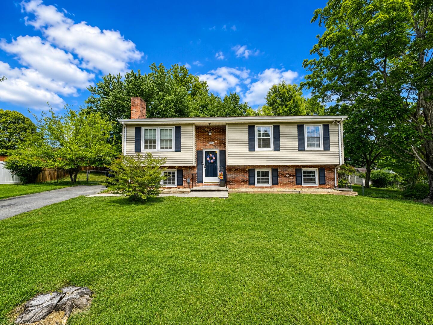 5225 Foxtail LN