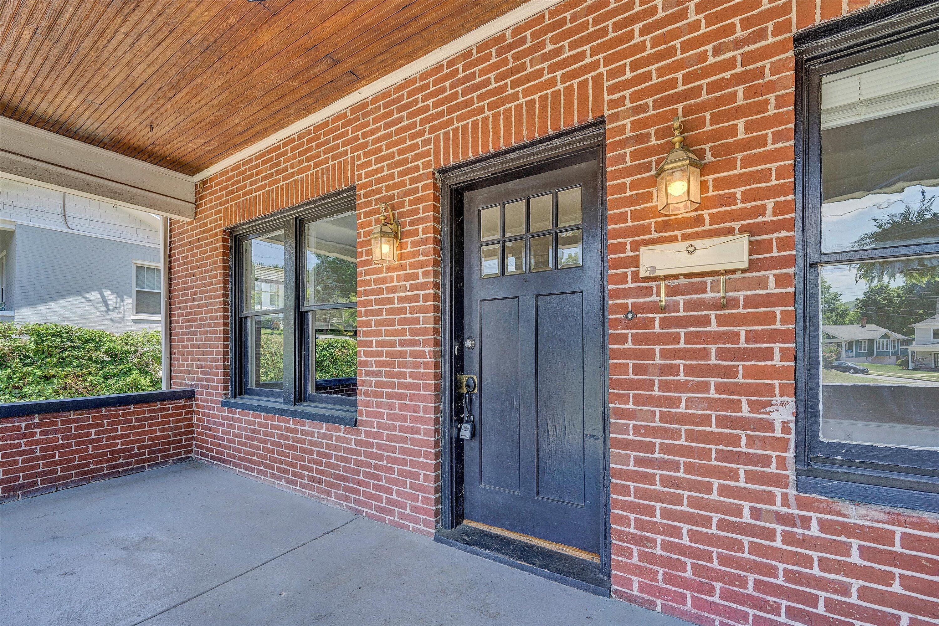 2143 Broadway AVE SW