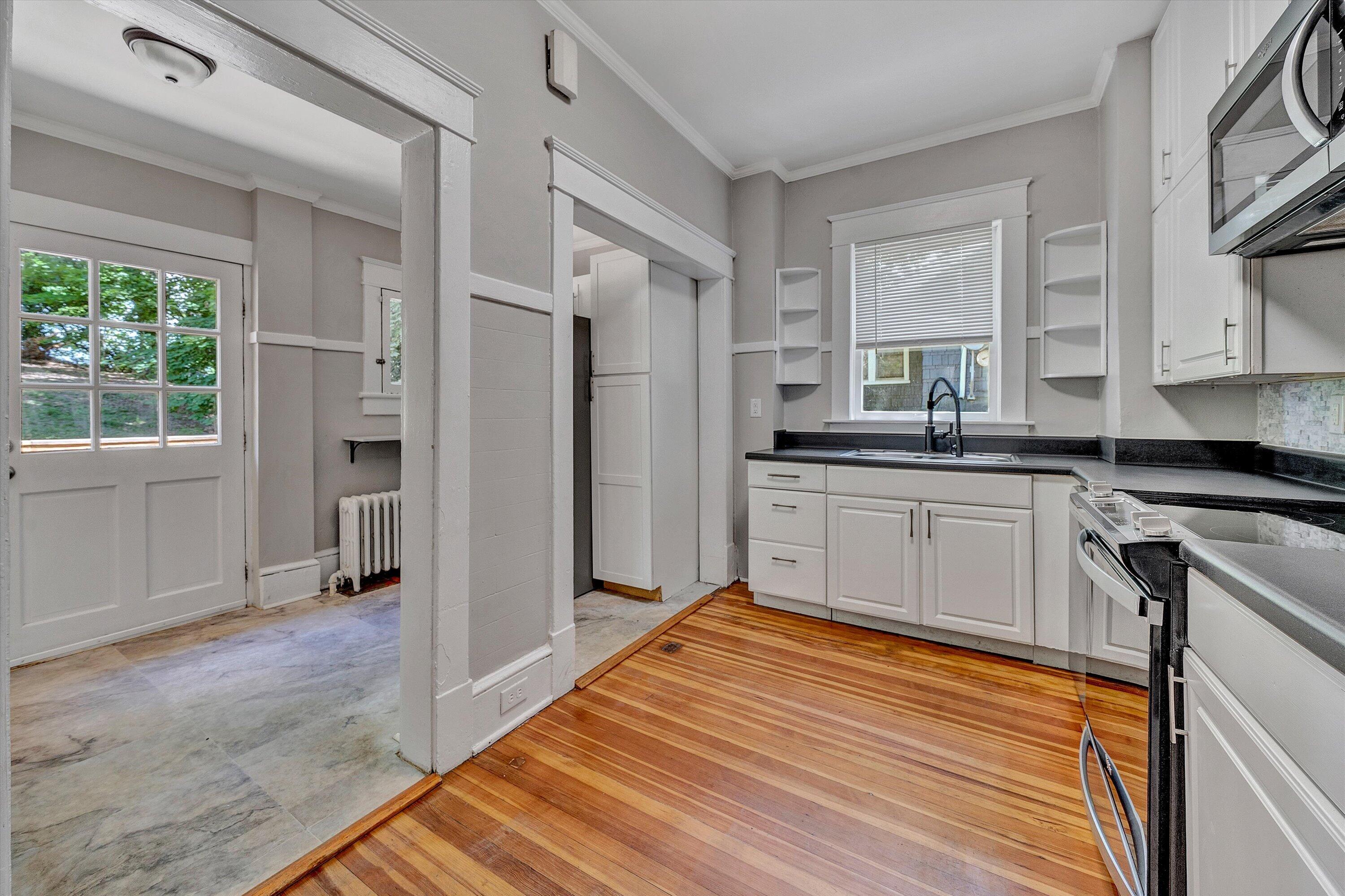 2143 Broadway AVE SW