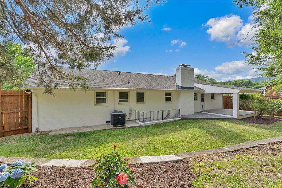 5227 N Garden LN
