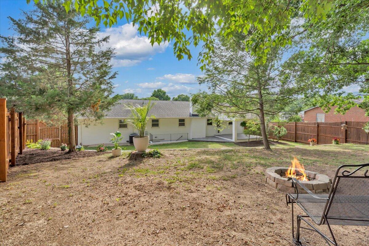 5227 N Garden LN
