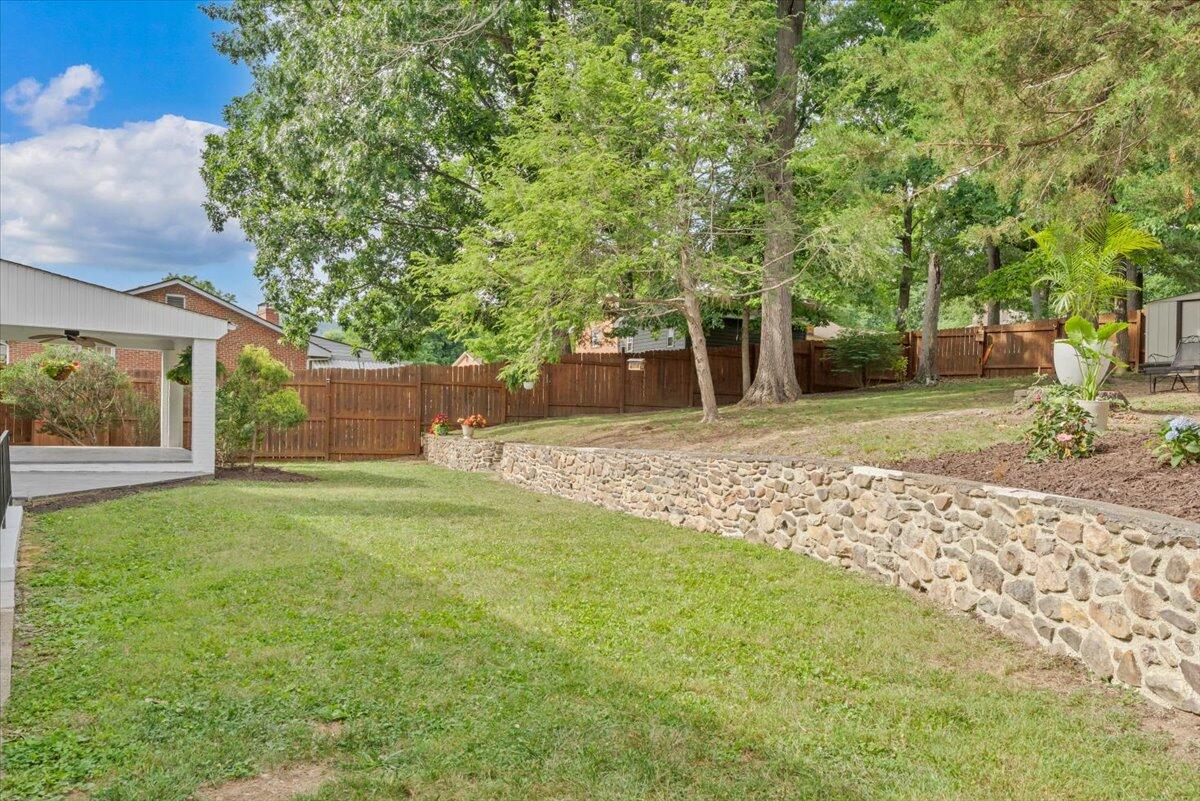 5227 N Garden LN