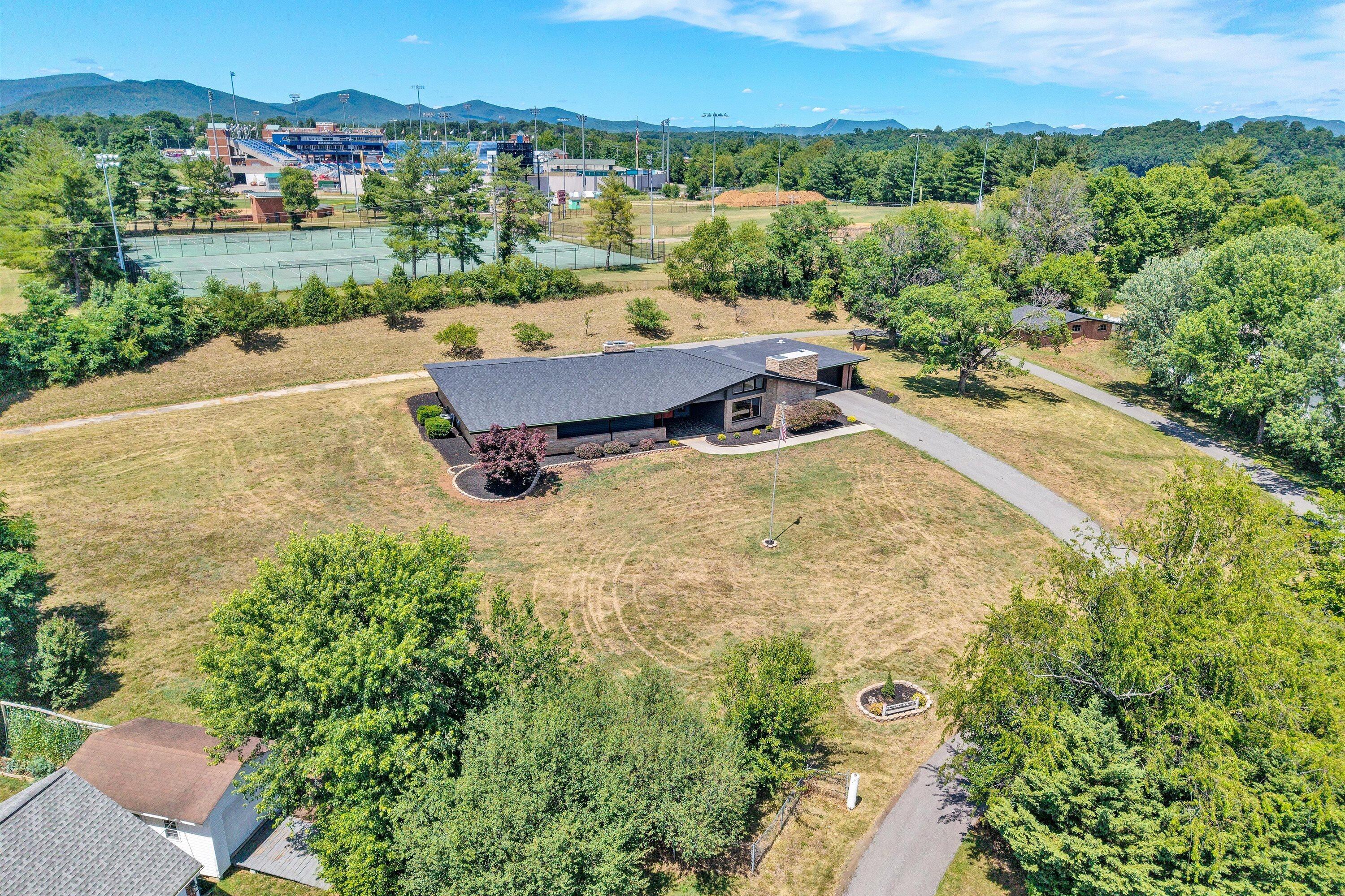 1223 Roanoke BLVD