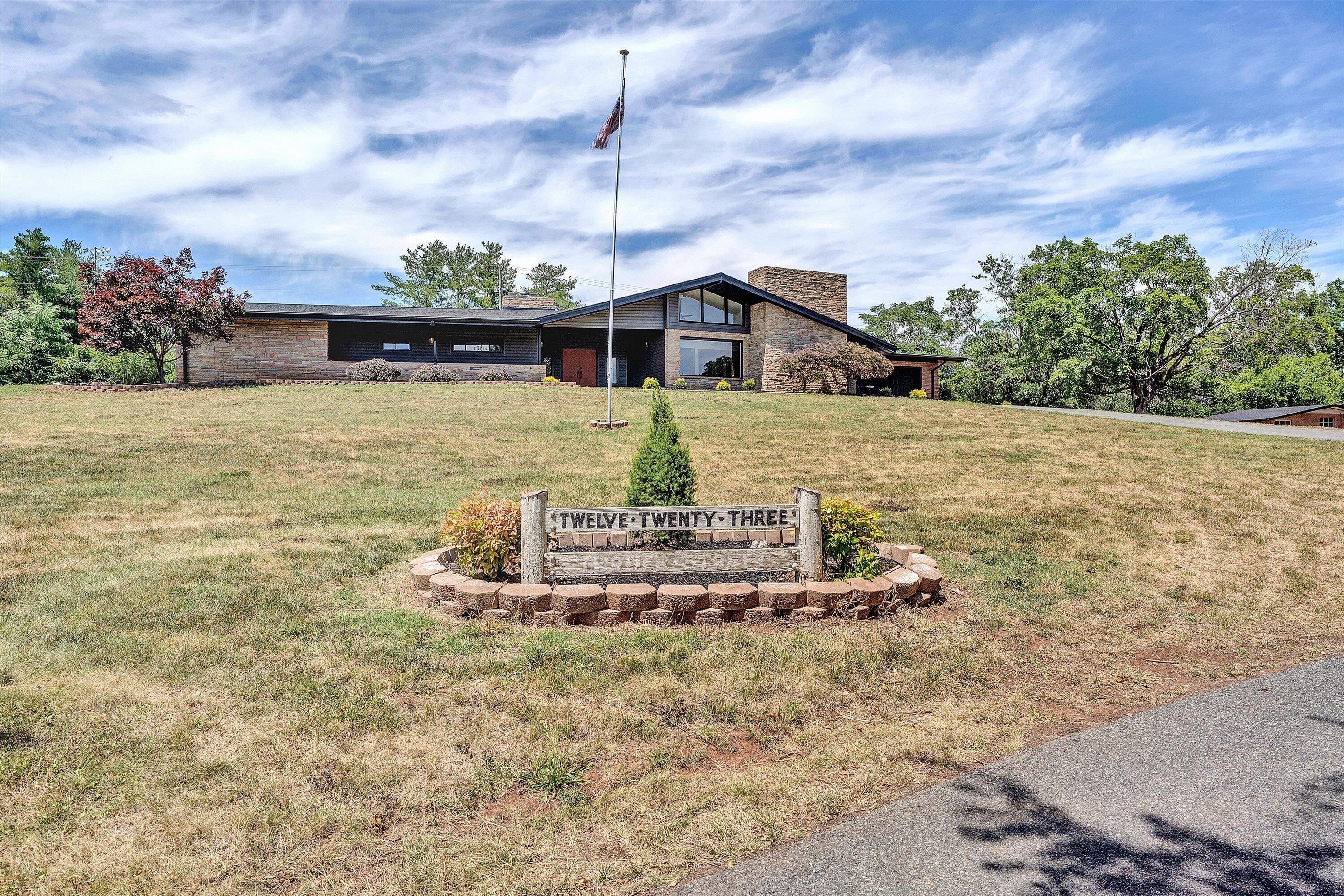 1223 Roanoke BLVD