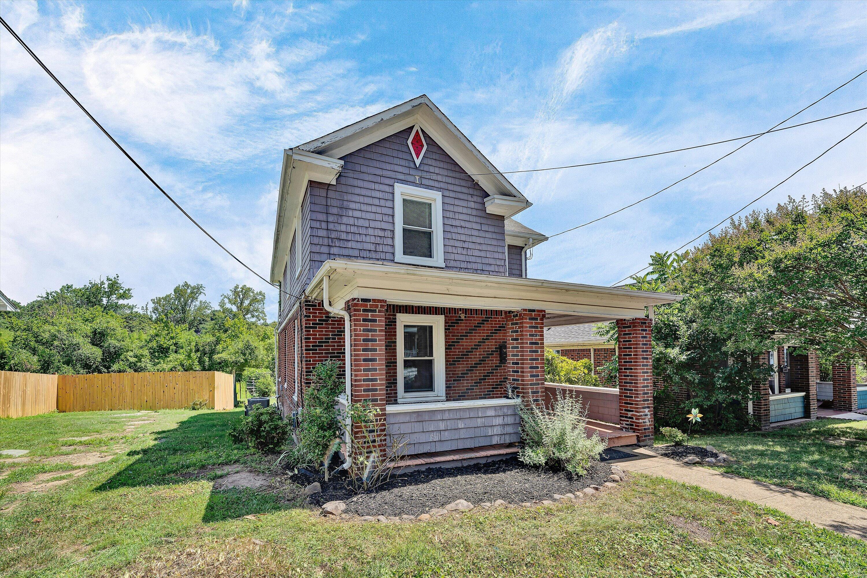 762 Arbutus AVE SE