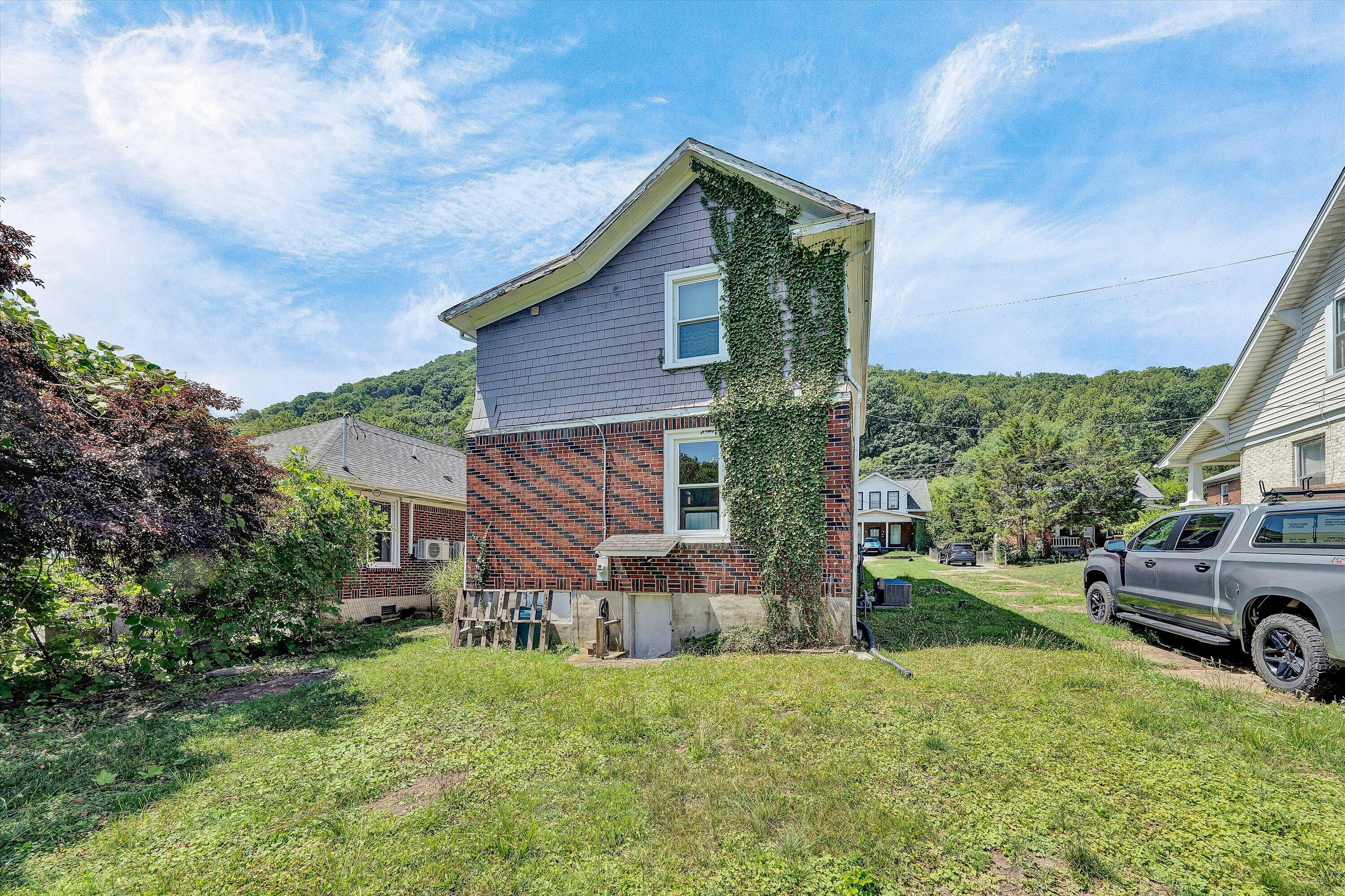 762 Arbutus AVE SE