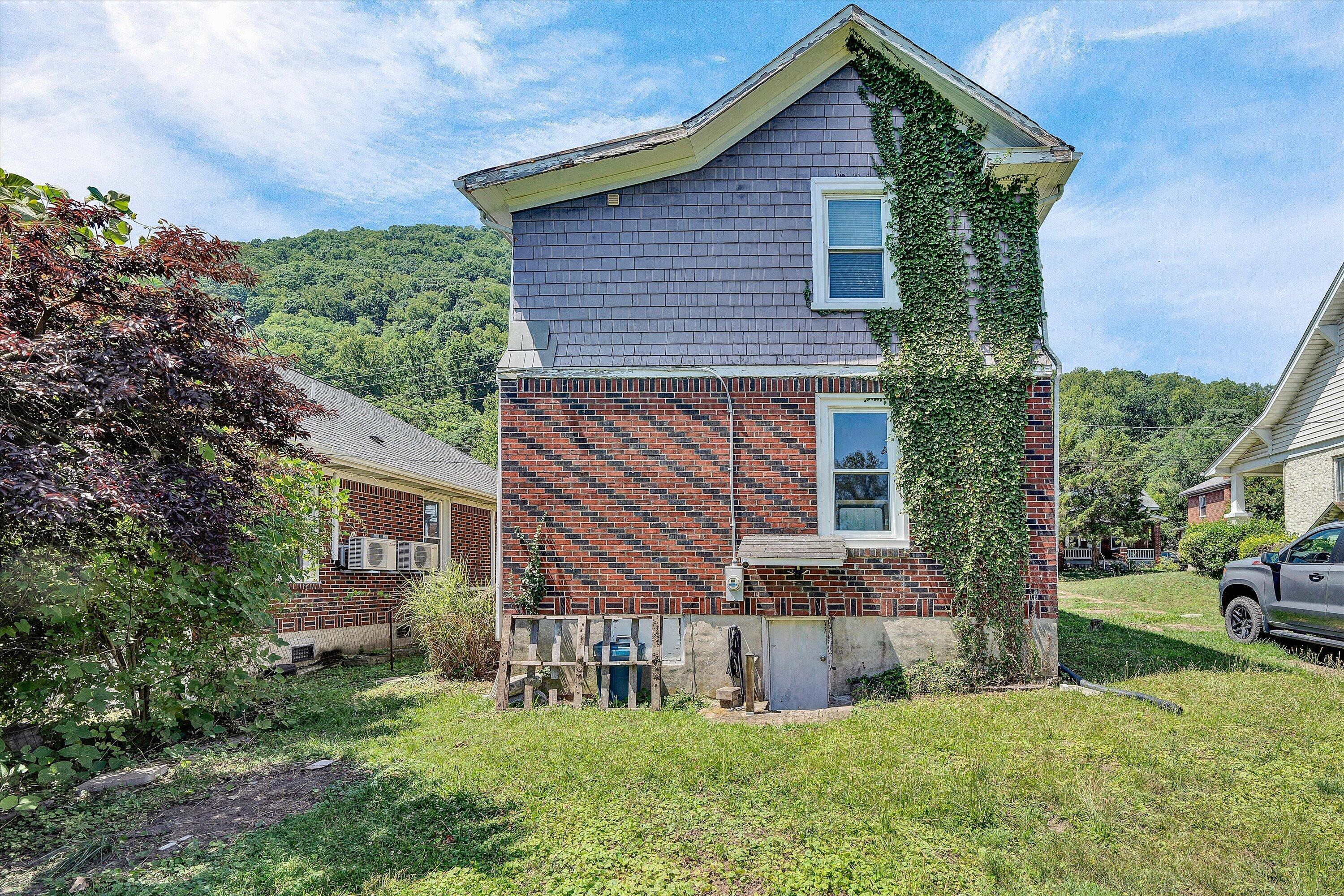 762 Arbutus AVE SE
