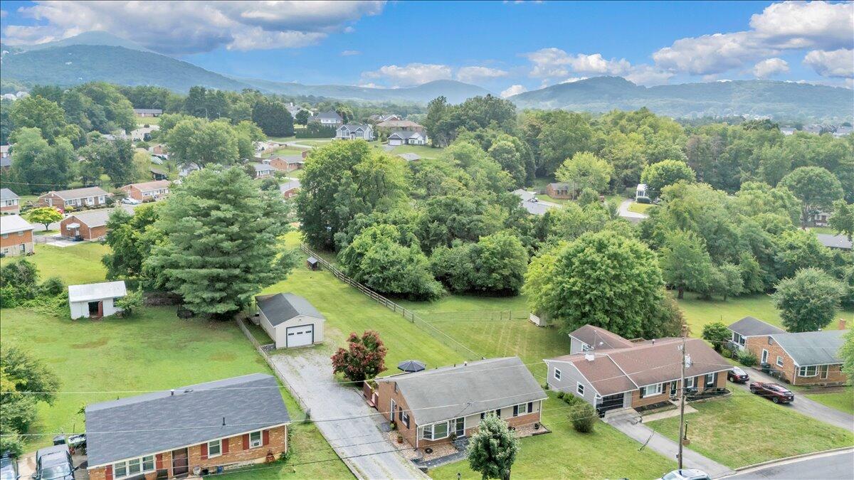 729 Kenyon RD
