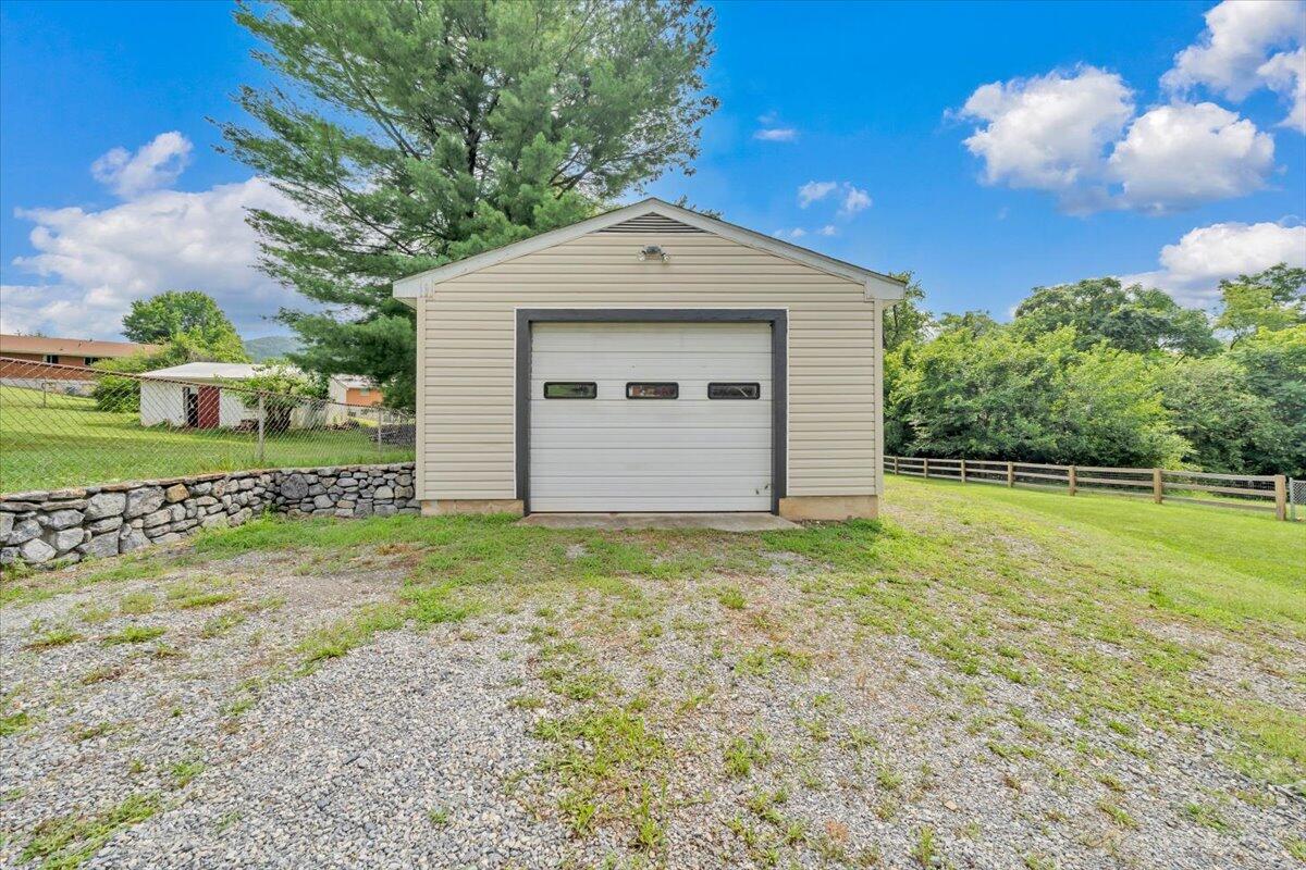 729 Kenyon RD