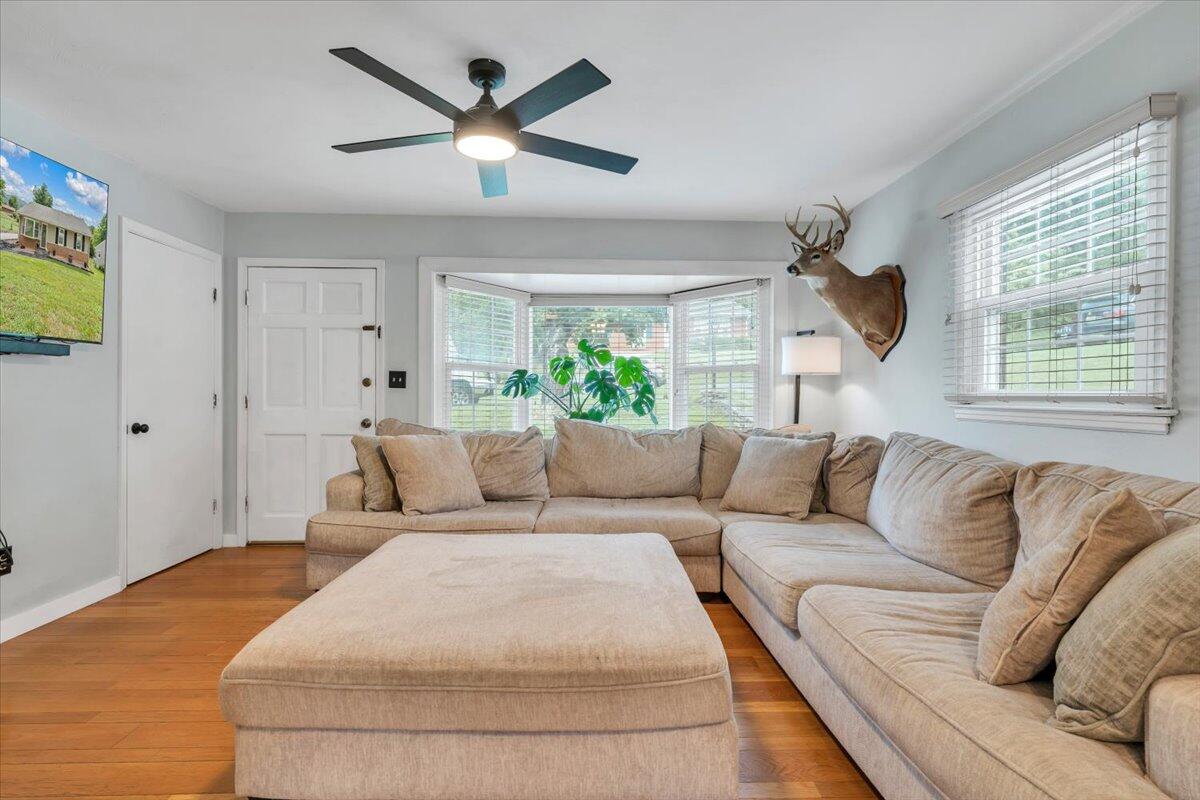 729 Kenyon RD
