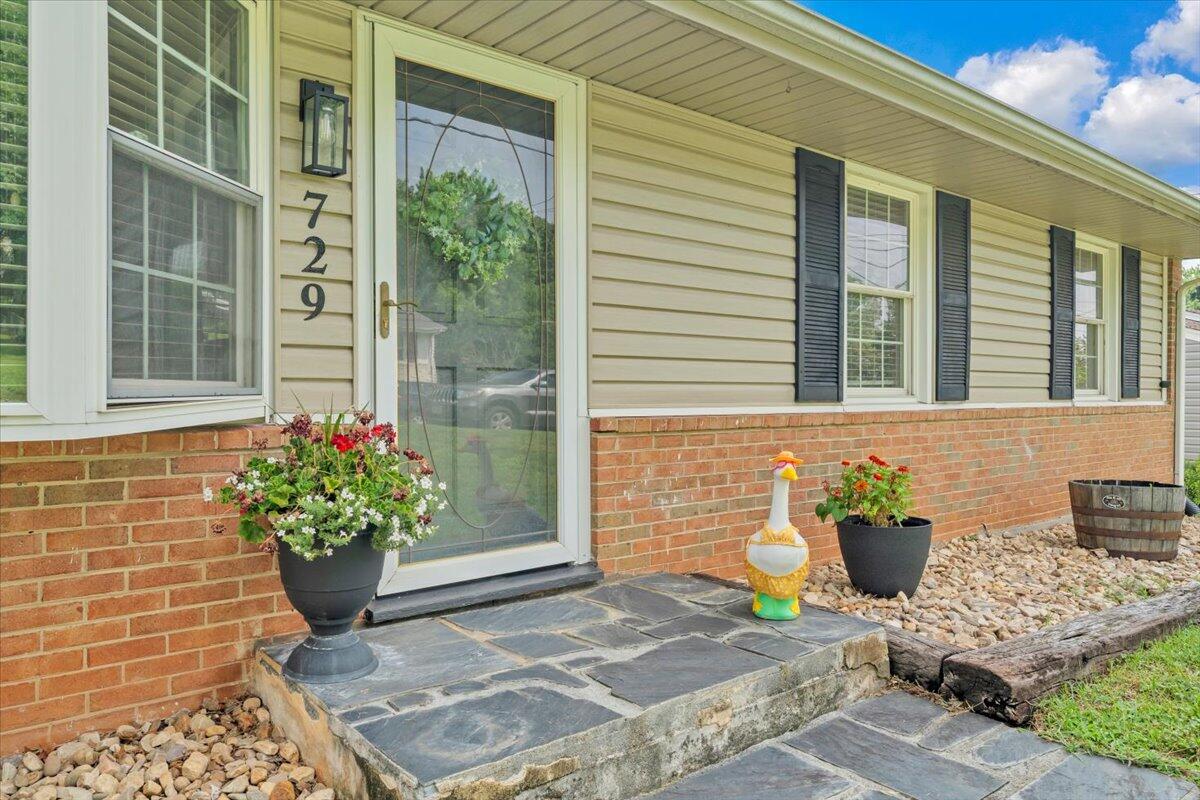 729 Kenyon RD